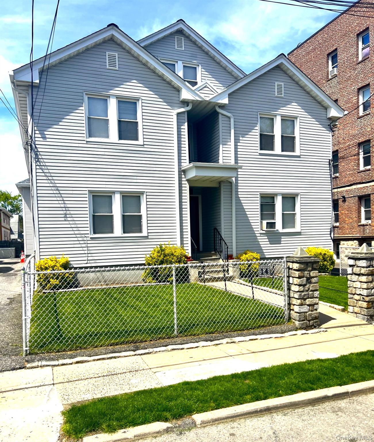 Cozy one bedroom apartment in the Valley of White Plains. Track and pa...