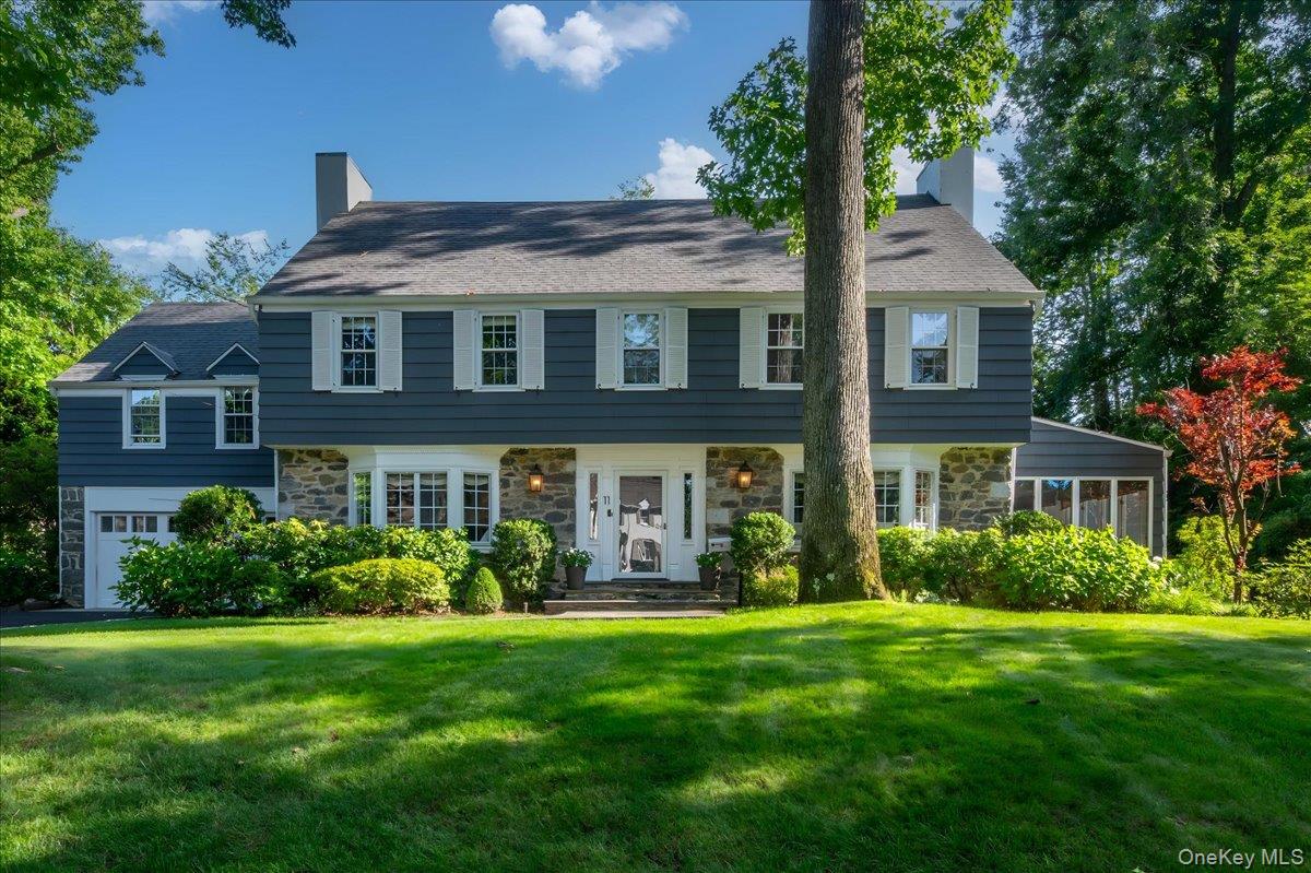 Located in the heart of Rouken Glen, this renovated 6 bedroom colonial...