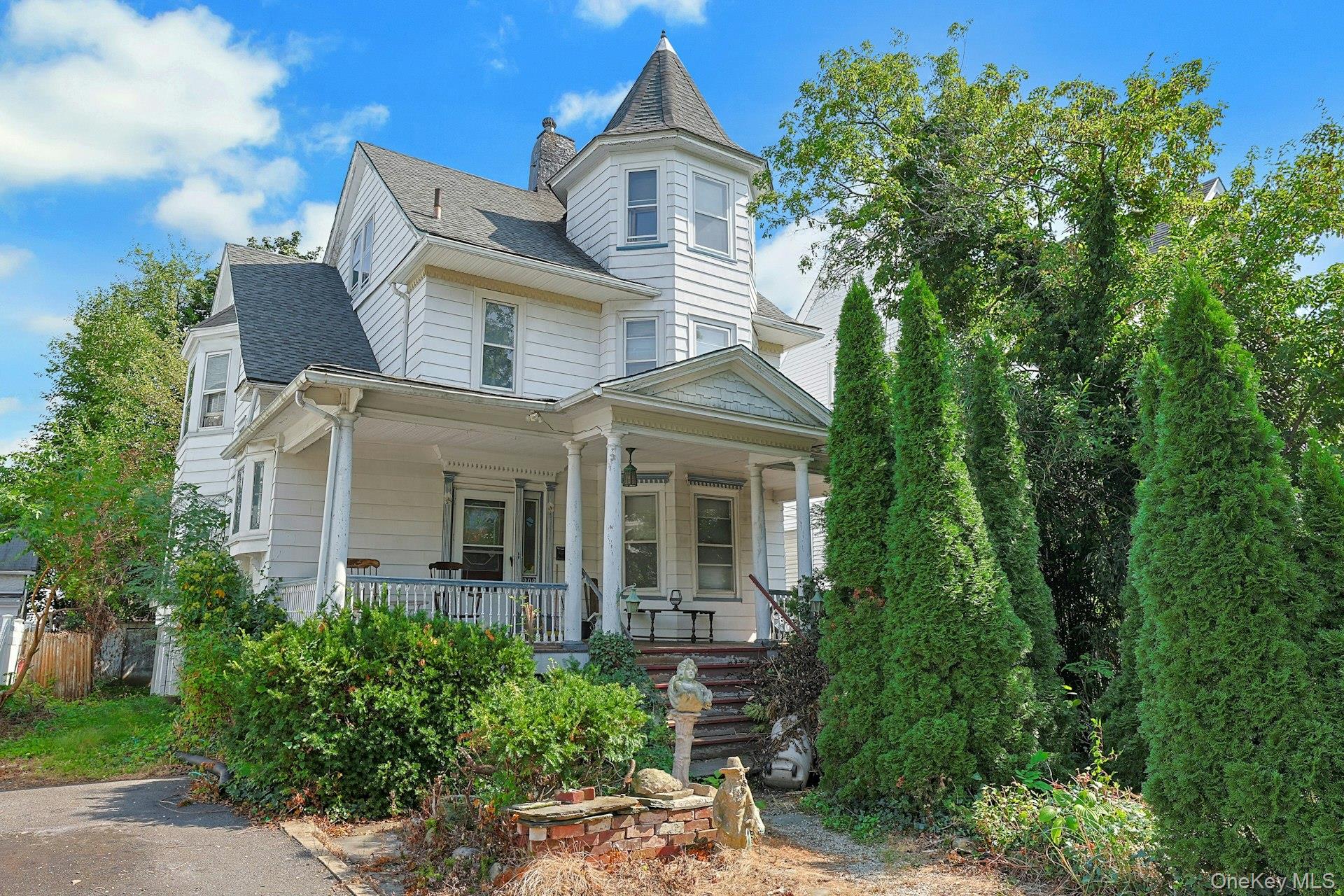 Endless Potential in Residence Park!  Discover the possibilities in th...