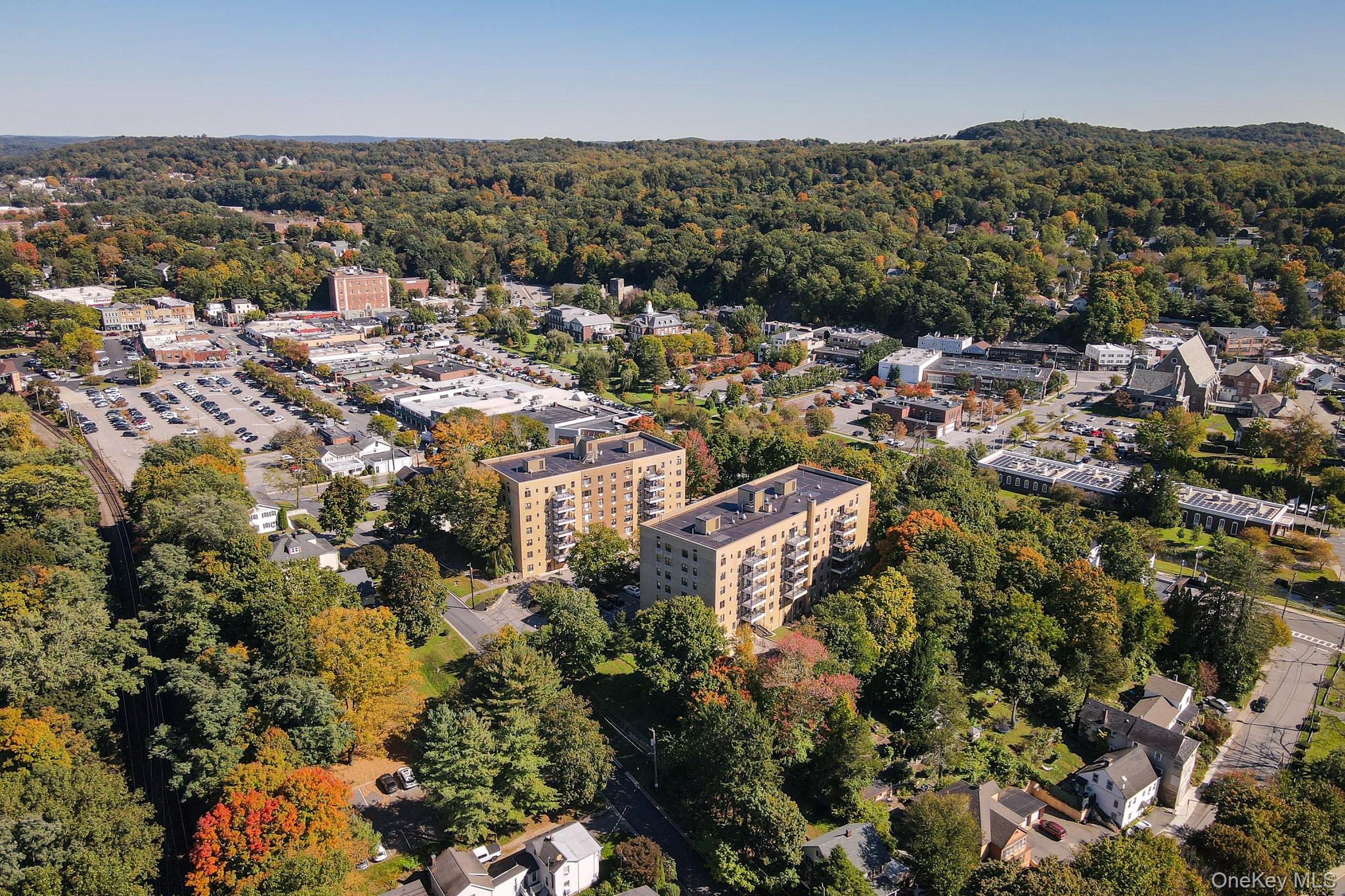 Comfort, Convenience, and a Great Location! Enjoy picturesque treetop...