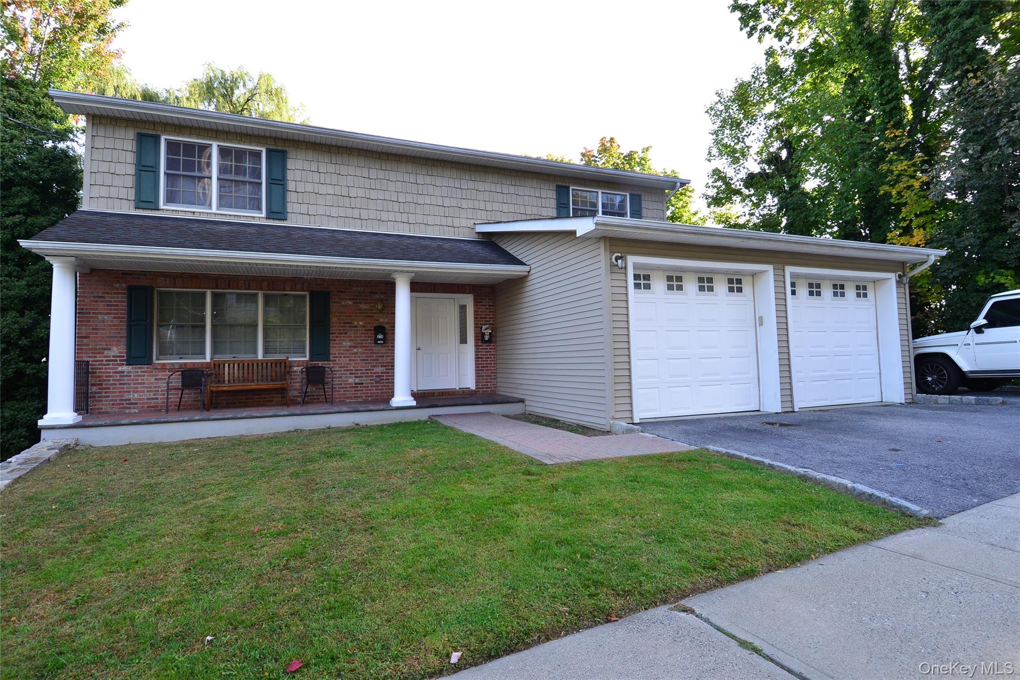 The perfect blend of location, comfort, and convenience! This beautifu...