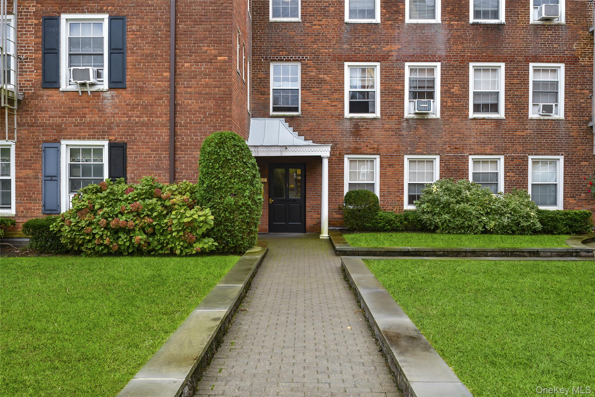 Perfectly situated just steps from Larchmont Village, this spacious 90...