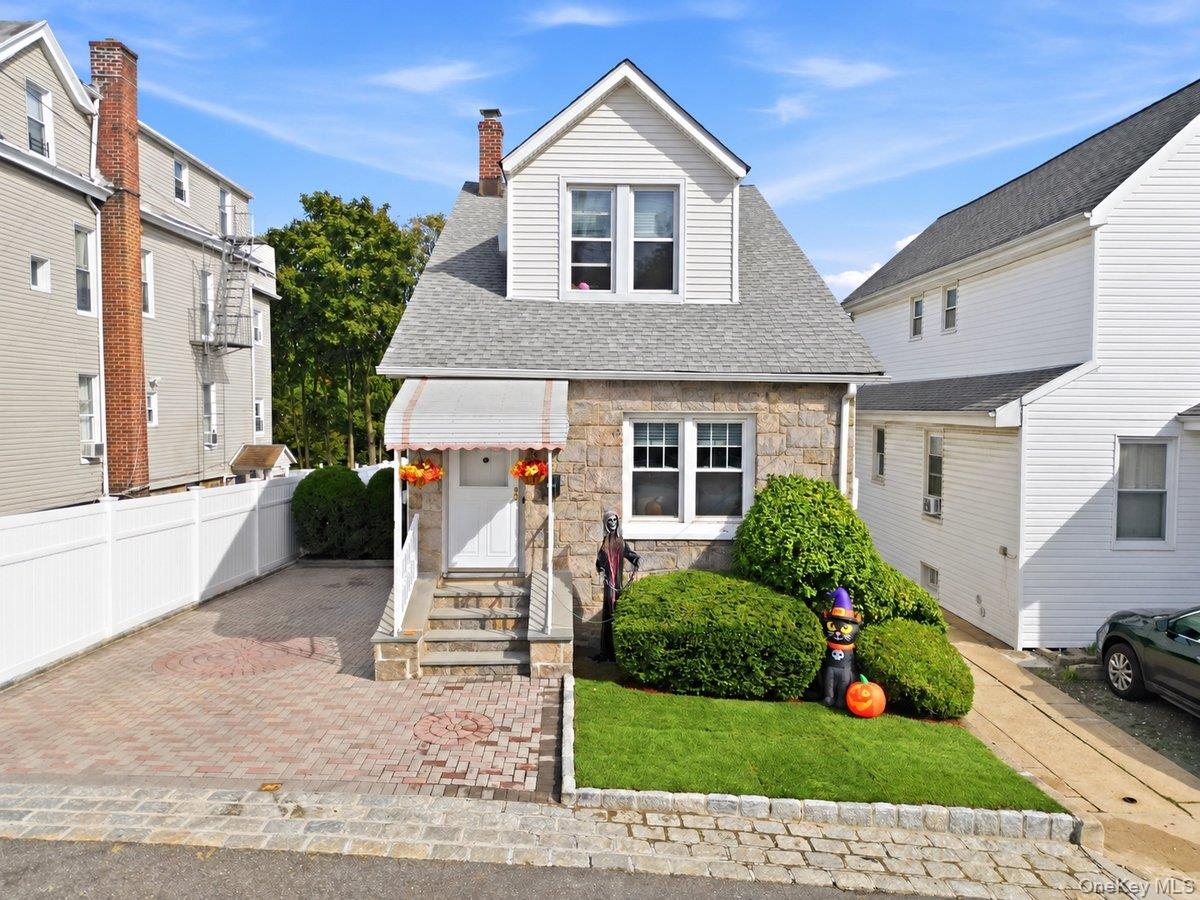 A truly exceptional offering, this elegant 3-bedroom, 3-bathroom resid...