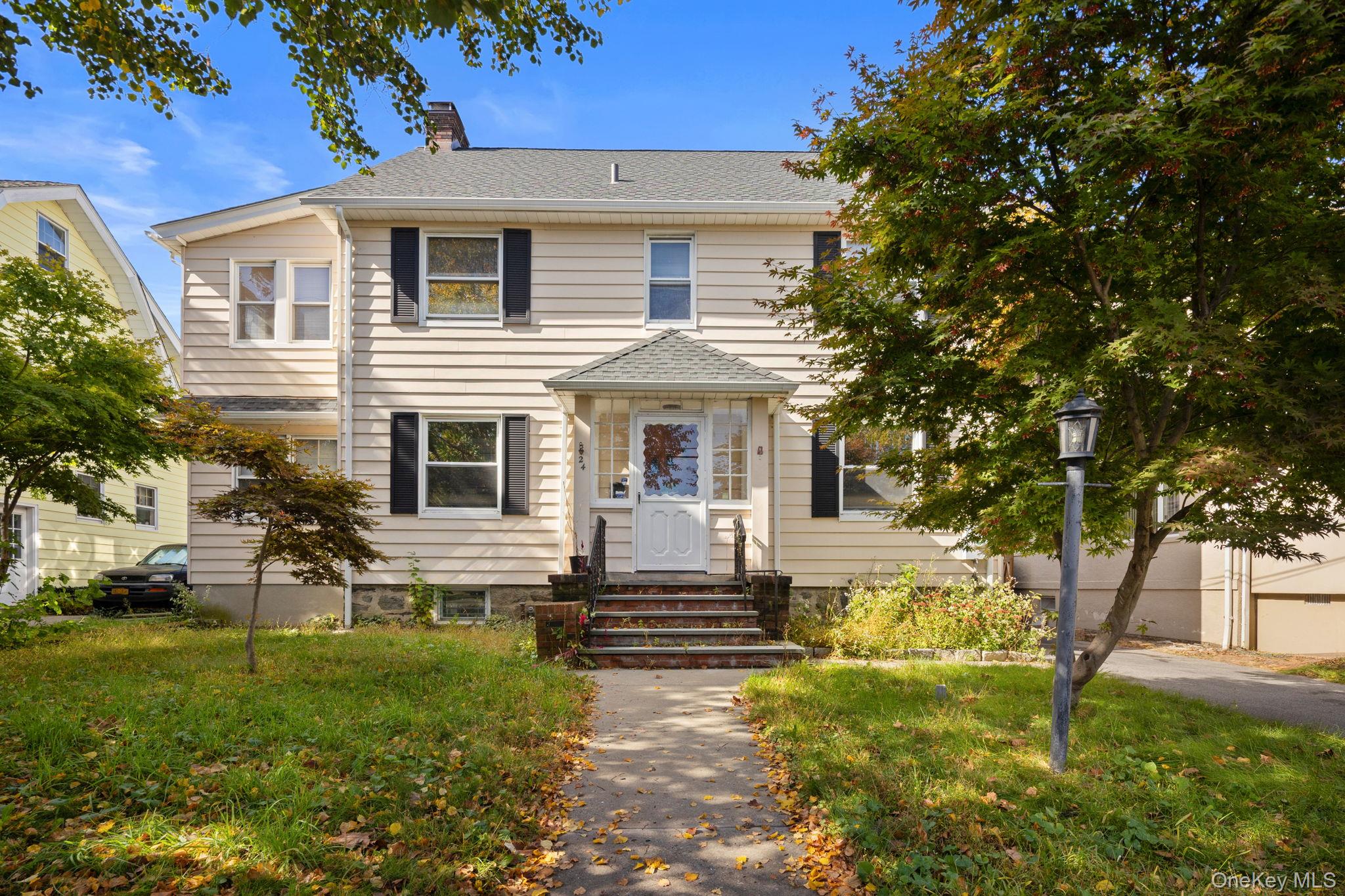 Move right in to this spacious 3-bedroom Colonial offering hardwood fl...
