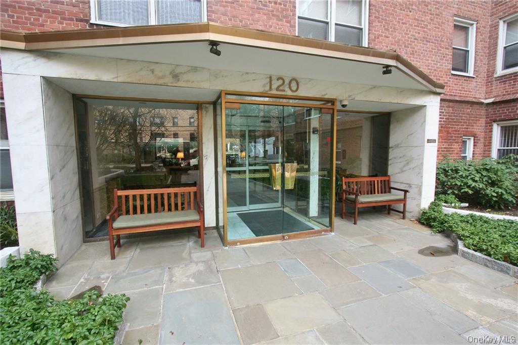 Commuter's dream and pet friendly! Discover the potential of this stud...