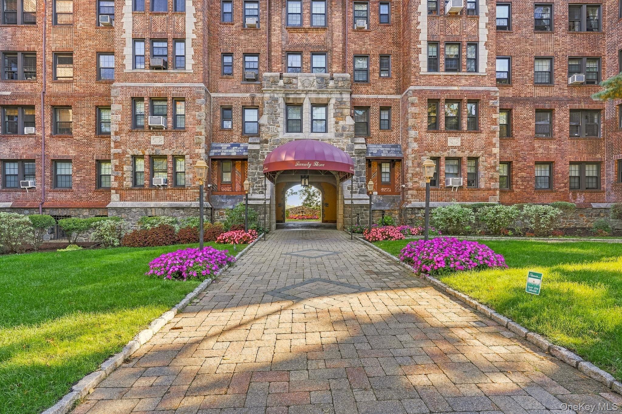 Welcome to 23 Old Mamaroneck Road, Unit 4K, a charming studio co-op in...
