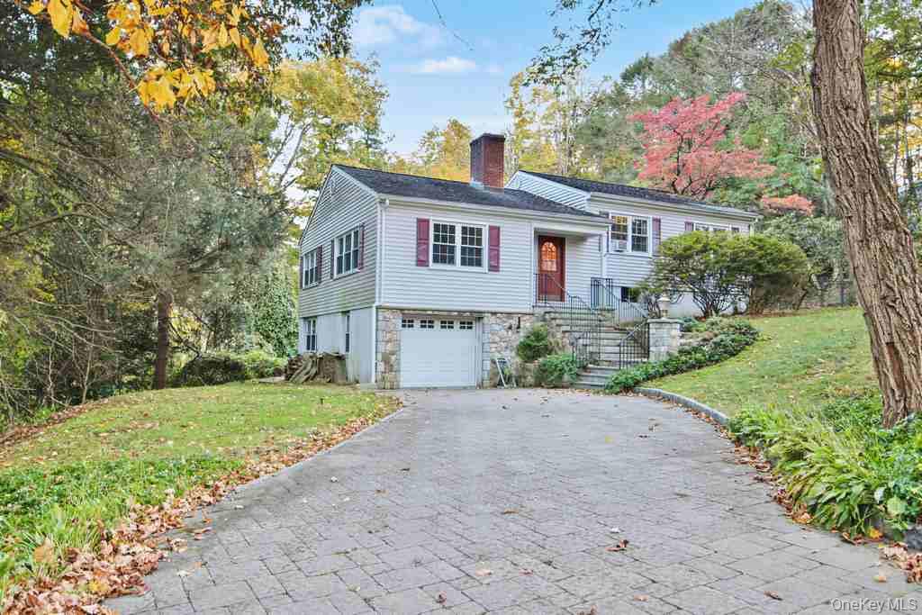 Charming split-level home located in the heart of Briarcliff, just a s...