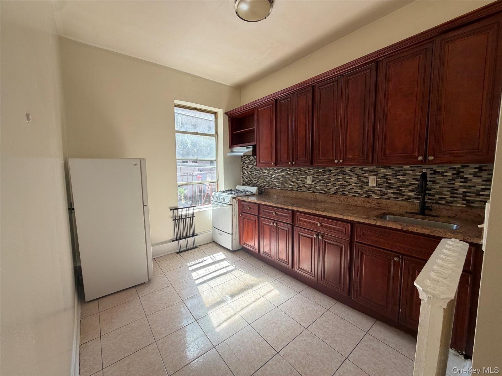 Welcome to 50 Main Street, Apartment 4R. This unit is located on the 4...