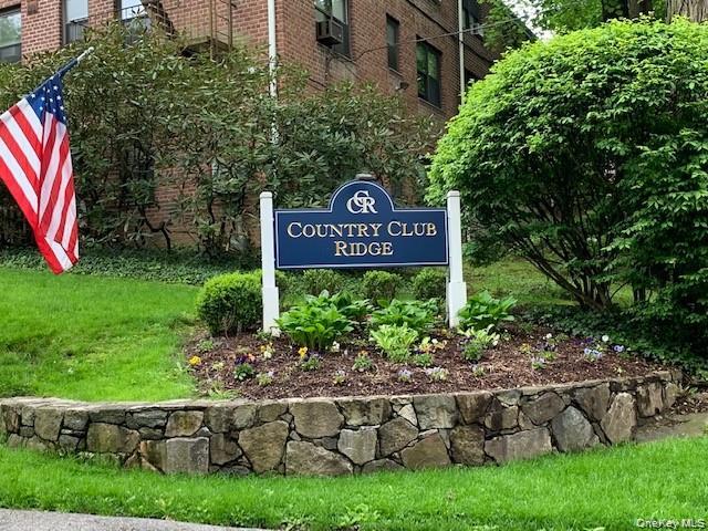 Welcome to Country Club Ridge in Hartsdale! This spacious, top-floor (...