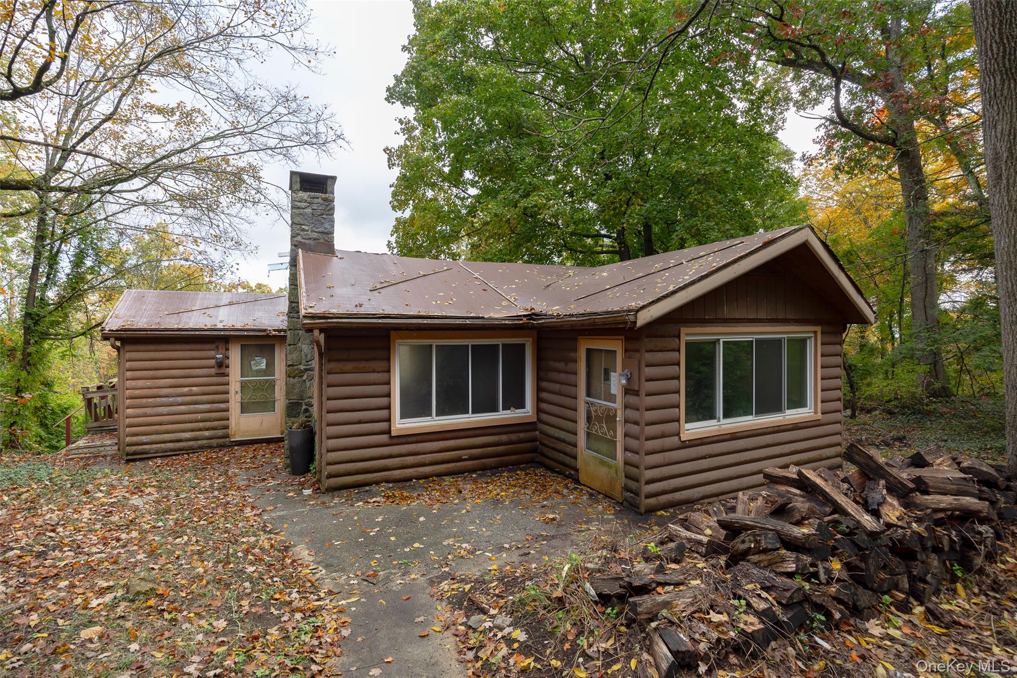 Log cabin with open floor plan, huge deck and views. Spacious layout i...