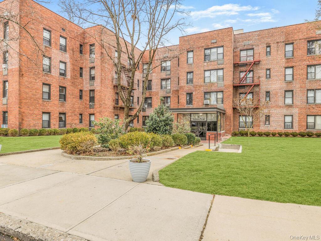 Updated spacious 1 bedroom apt in a modern building! Custom bar in foy...