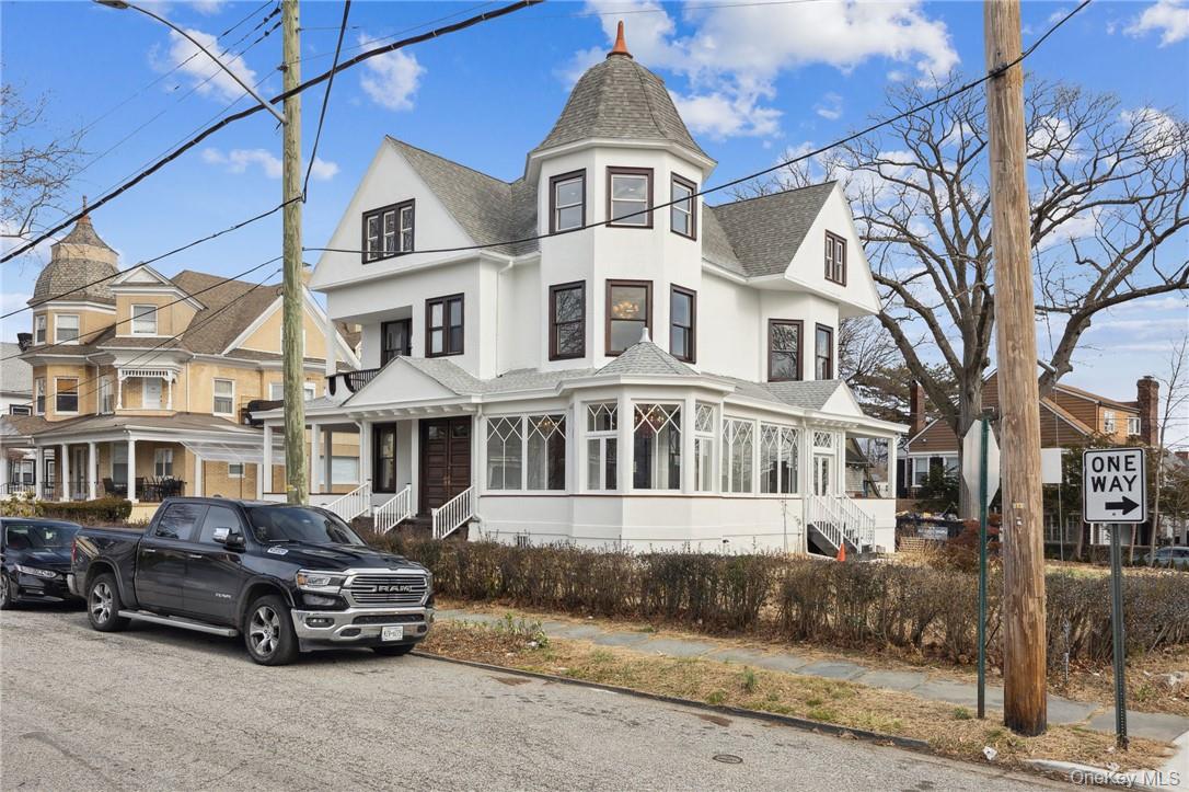 Historical jewel of Westchester Featuring a luxurious historic one-fam...