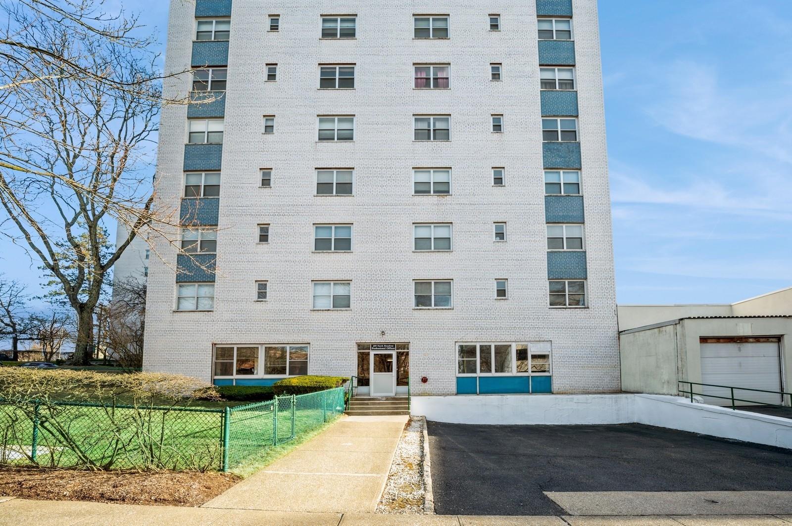 Great location situated next to NWP Metro North train station, Bee Lin...