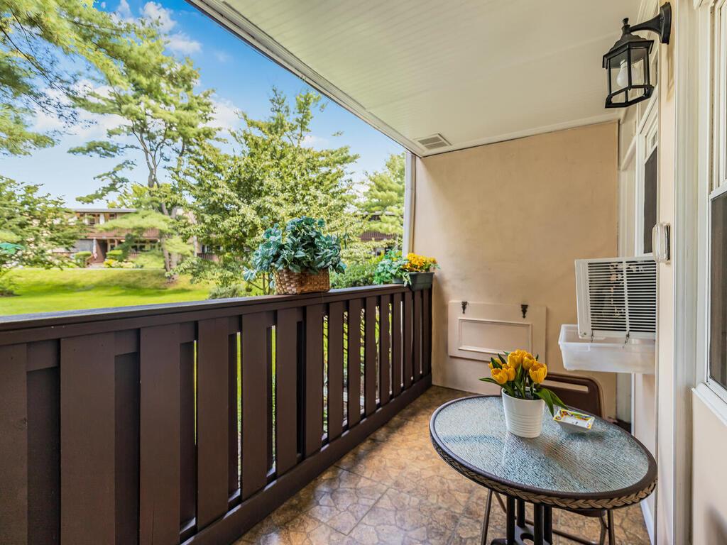 This garden unit lives like a 2 bedroom and has plenty of room. Conven...
