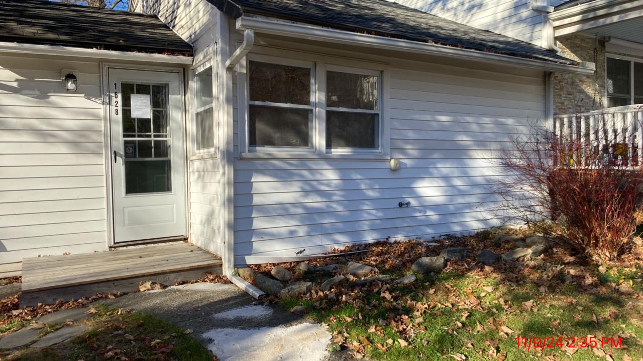 1 Bedroom Ranch-style co-op with Living Room/Dining Room/Kitchen combo...