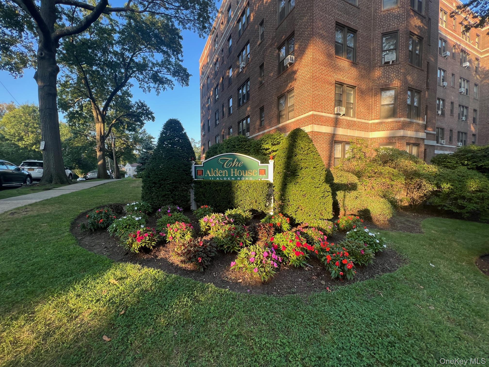 SPONSOR UNIT- NO BOARD APPROVAL - IMMEDIATE OCCUPANCY. Don't miss out...