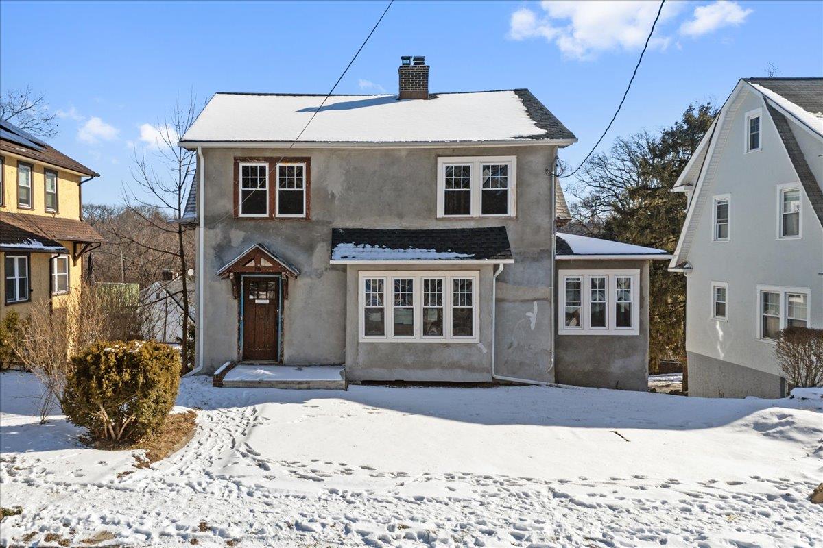 Welcome to 18 Lefferts Rd! A fantastic investment opportunity for thos...