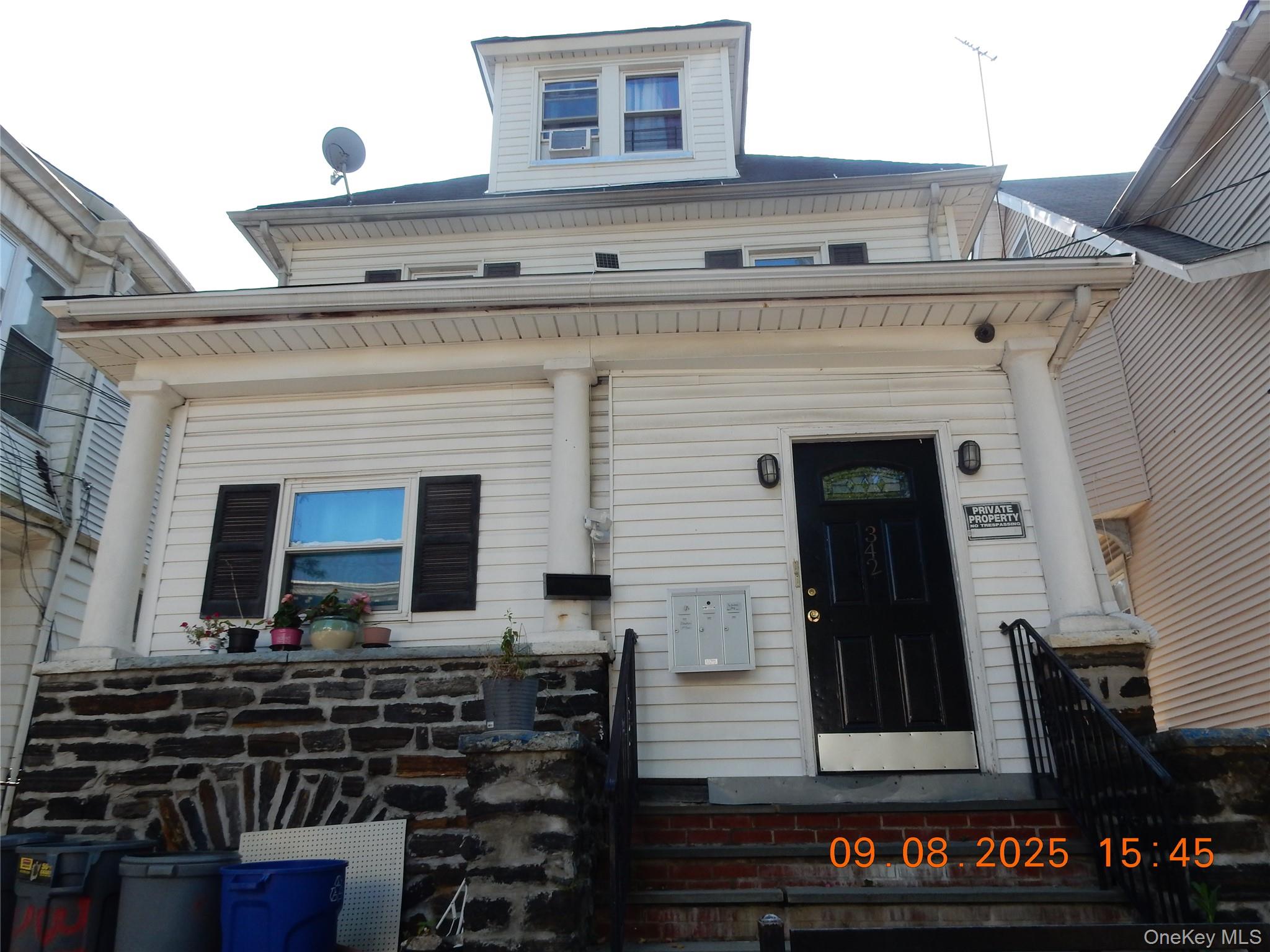 Well maintained 2-Family 4 Bedrooms 2 baths over 2 Bedrooms house in q...