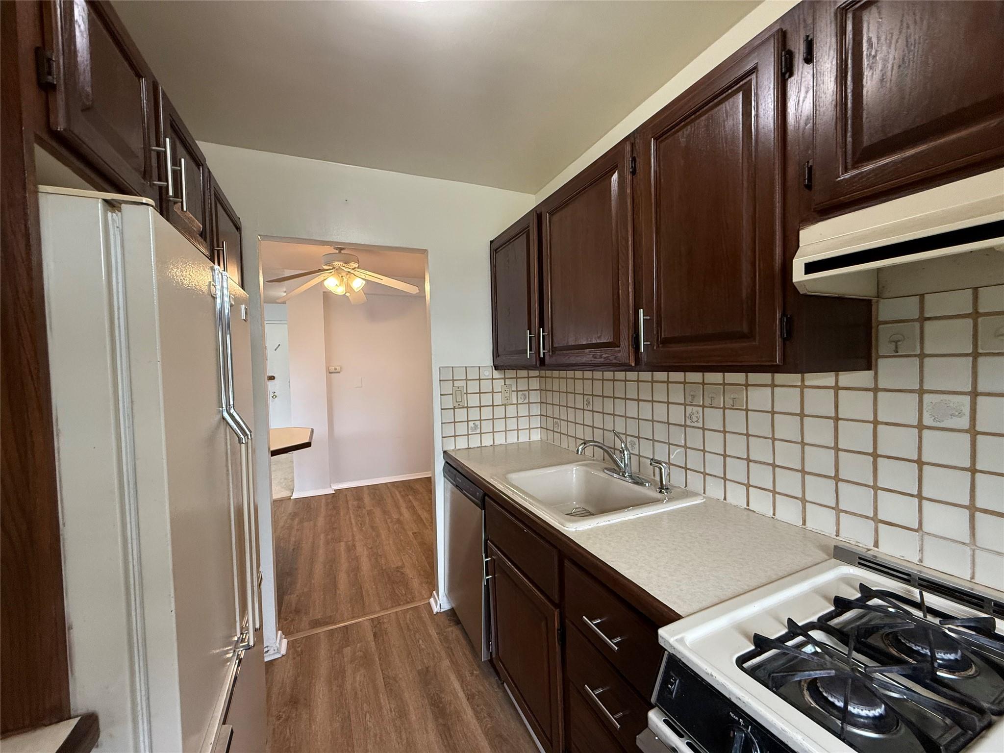 WOW. freshly painted and renovated. The Parkview is an eight-story coo...