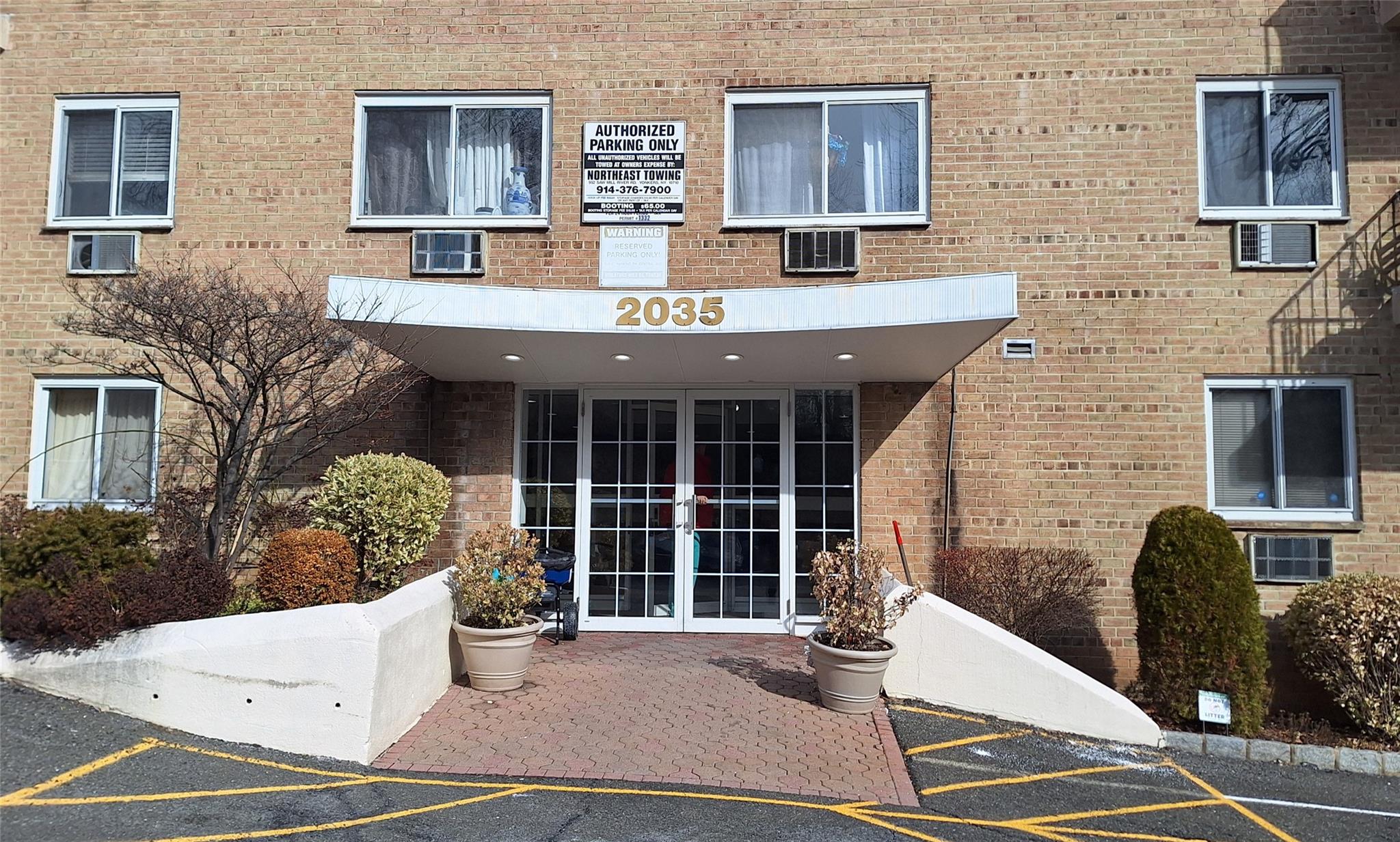 Wonderful 2 bedroom 2 full bath co-op now available. Come see this uni...