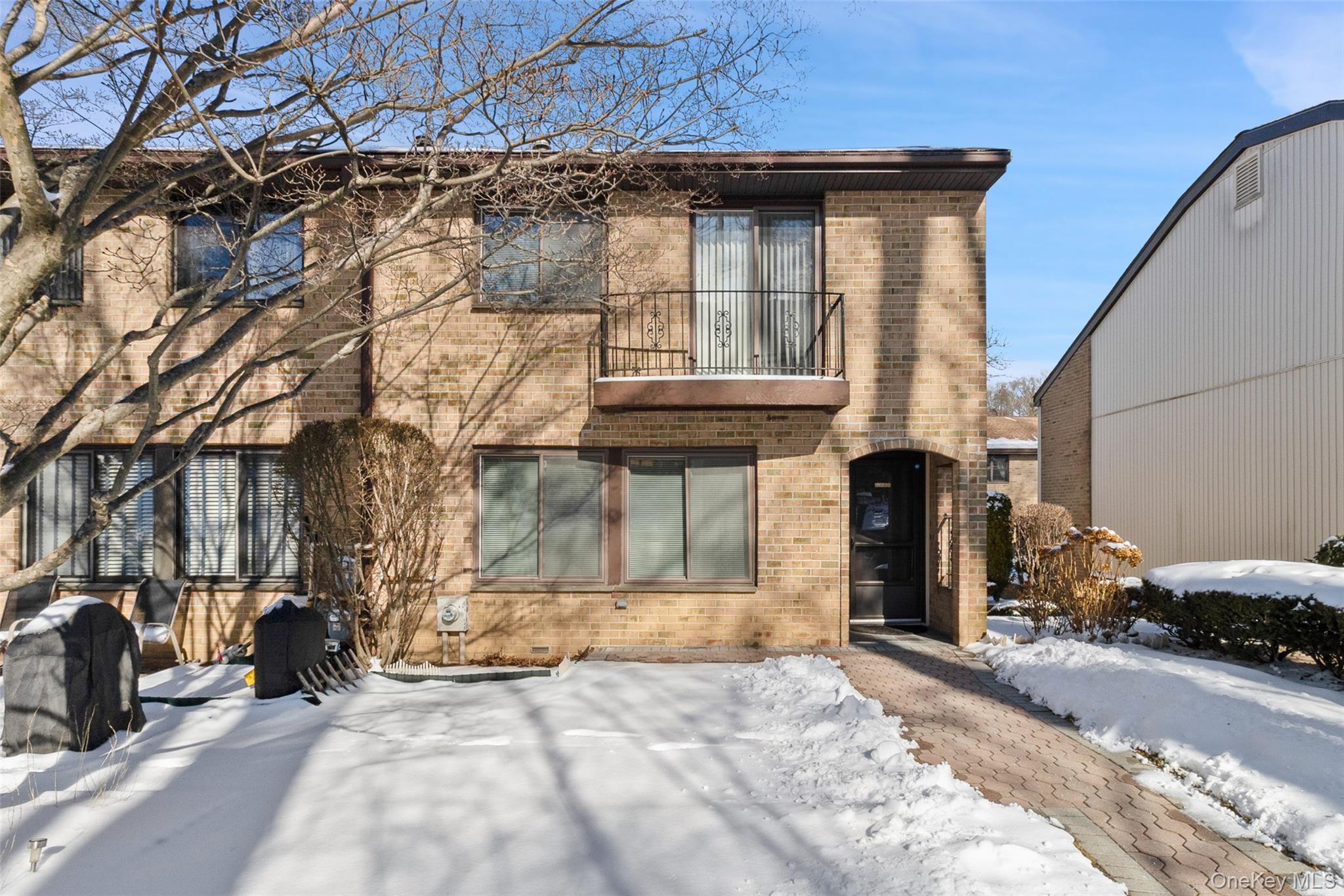 A beautifully maintained 3-4 levels Condo that lives like a stand-alon...