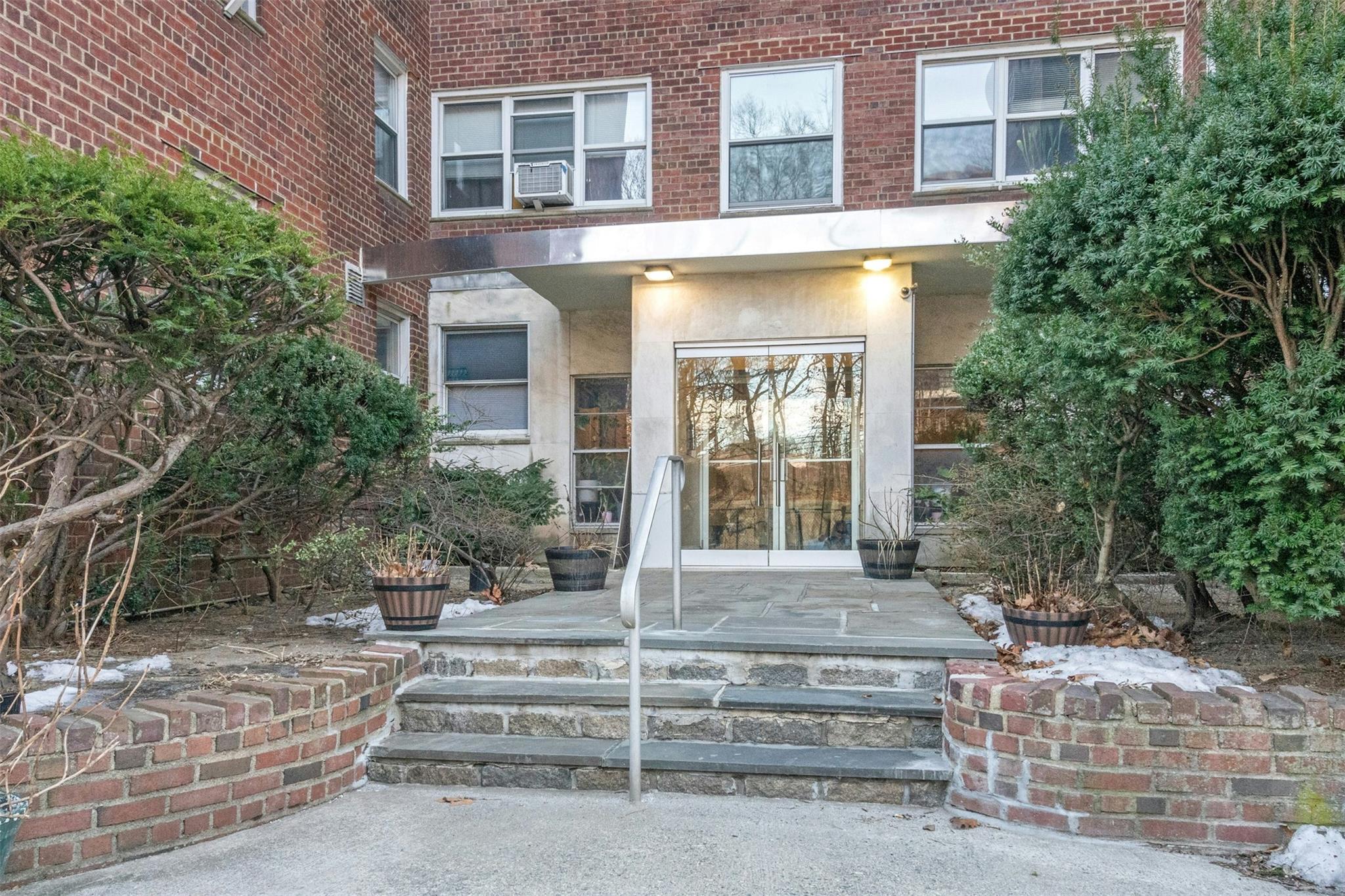 Welcome home! Enjoy this bright and spacious 2 bedroom 1.5 bath, 1200+...