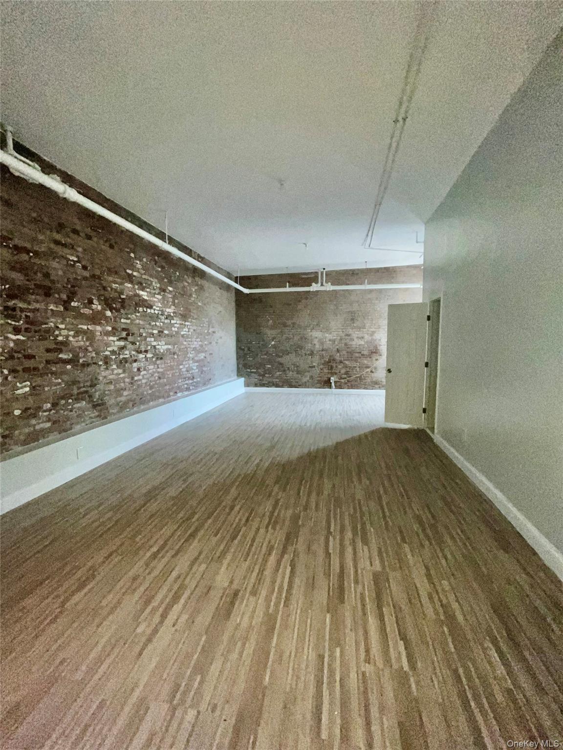 Beautiful office / Commercial Space Street Level 650 SQ ft in Downtown...