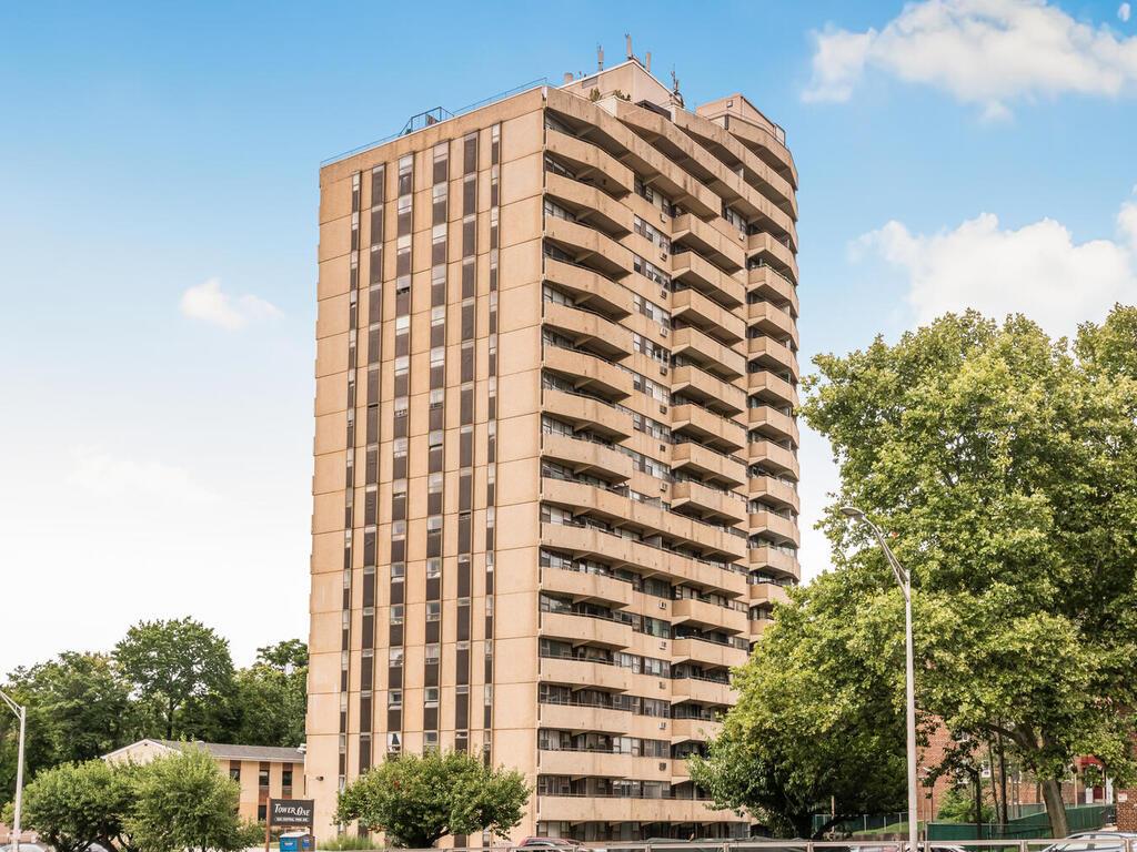 Welcome to 1523 Central Park Ave, Unit 17B!
This beautifully maintaine...