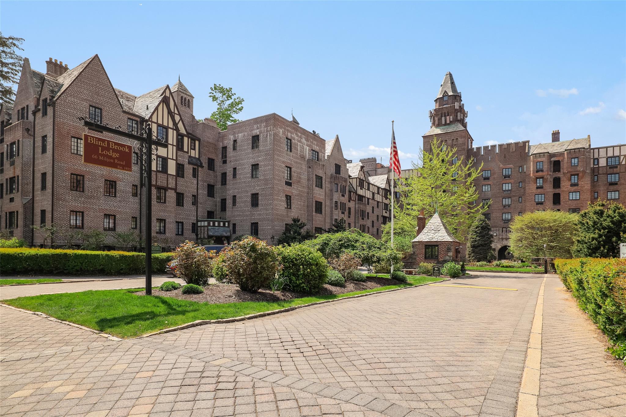 One bedroom unit in highly desirable Blind Brook Lodge.  Sunny, bright...
