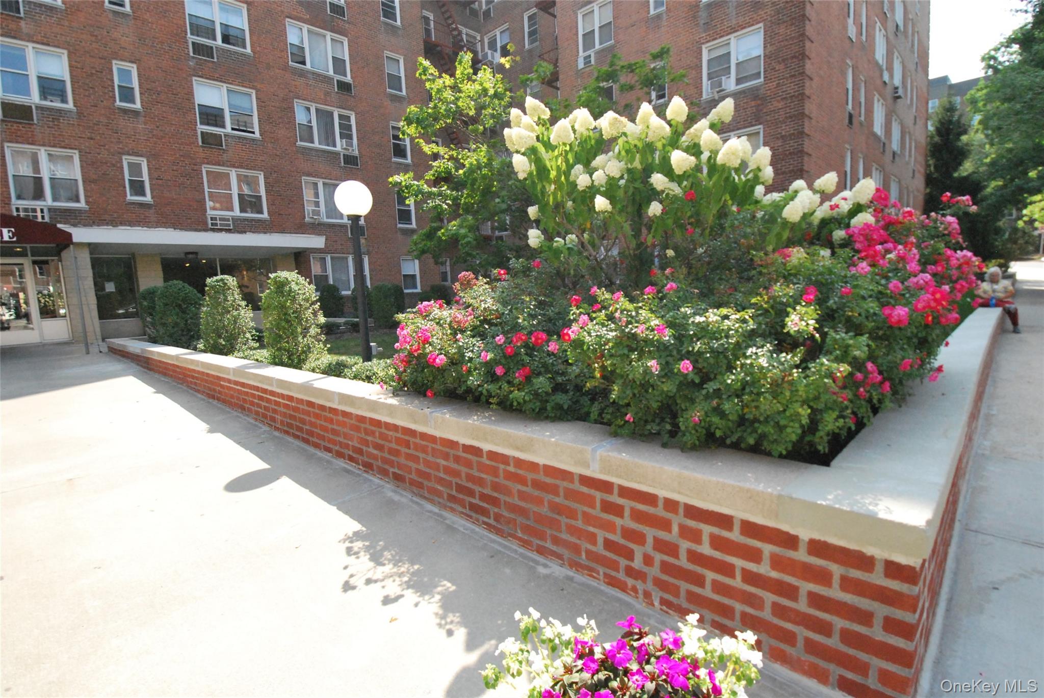 Lovely 1BR at Sadore Lane Estates, boasting with  Beautiful Bright Sou...