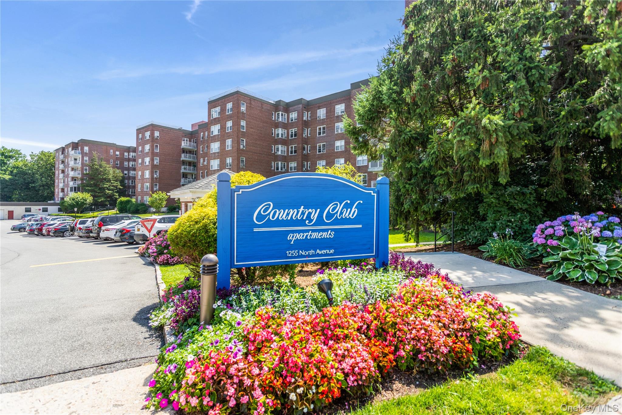 Highly sought after three-bedroom unit in Country Club apartments in W...