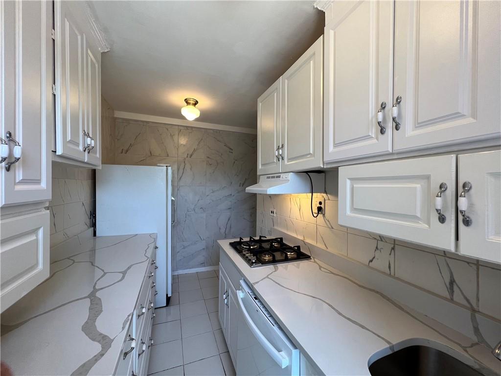 Great Value, 5 minutes walk to Scarsdale Train station. Updated Bathro...