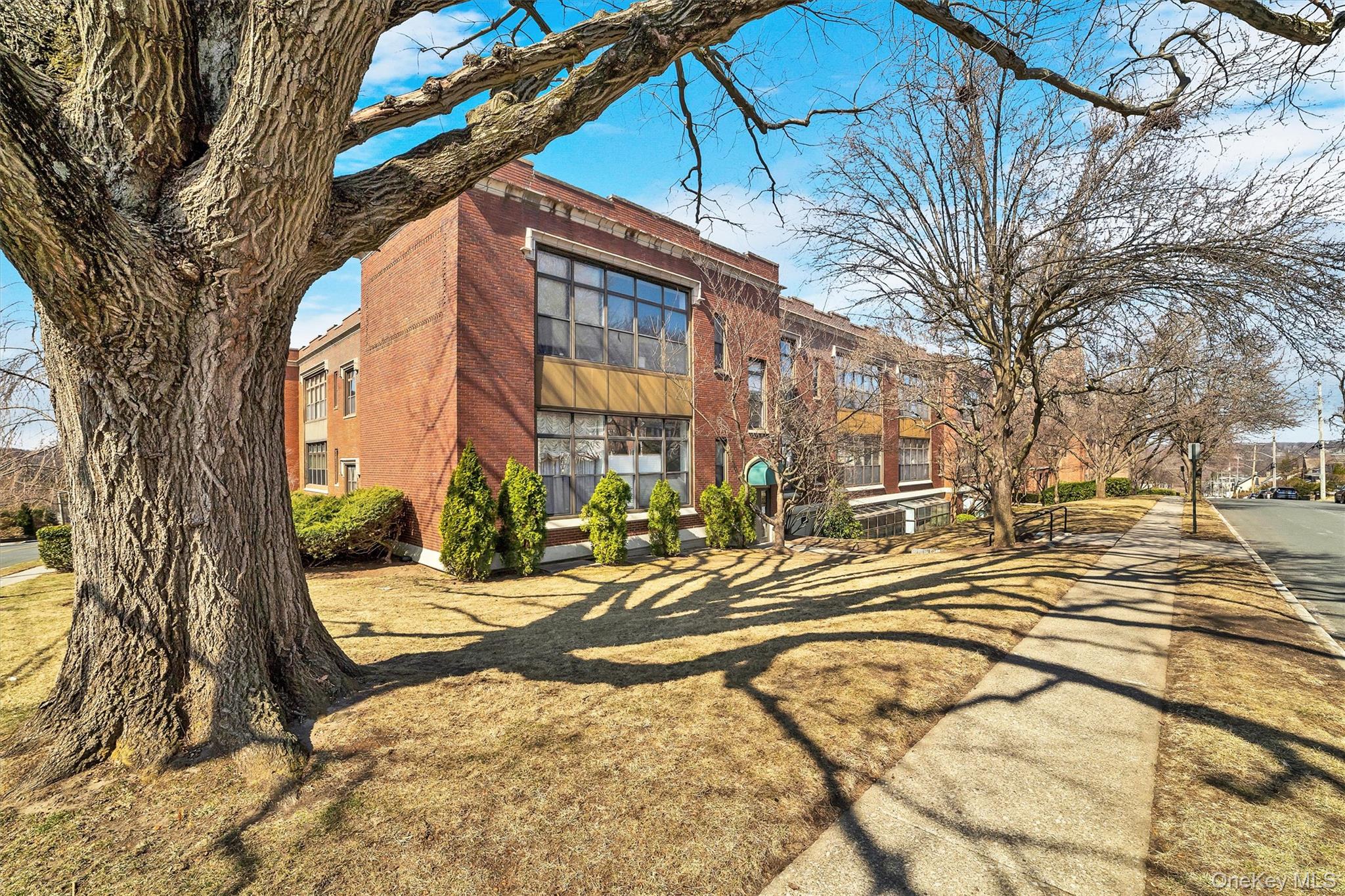 Welcome to this beautifully updated 1-bedroom, 1-bathroom condo in the...