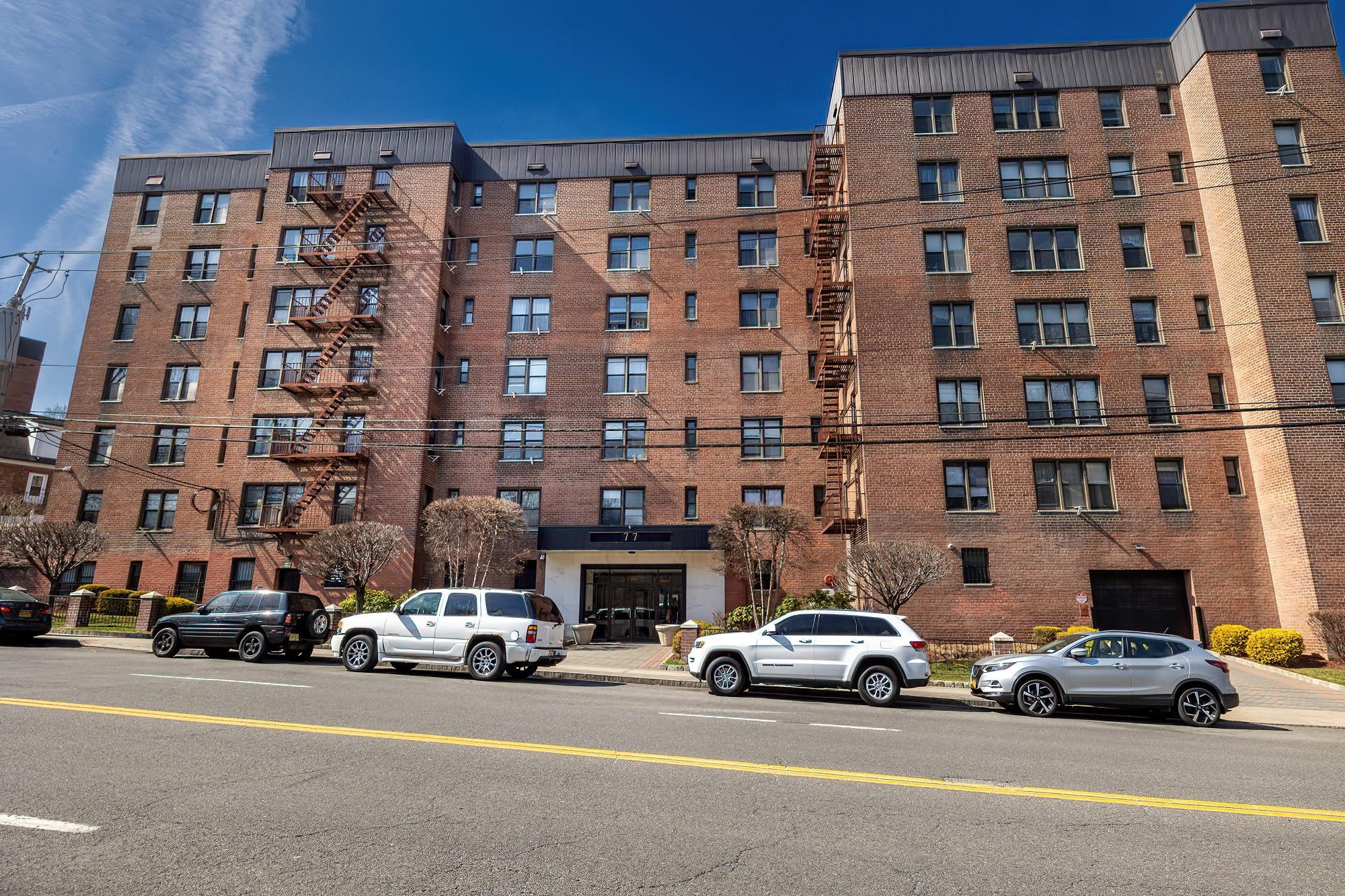Beautiful sunny studio apartment in a well-kept building. Lovely entry...