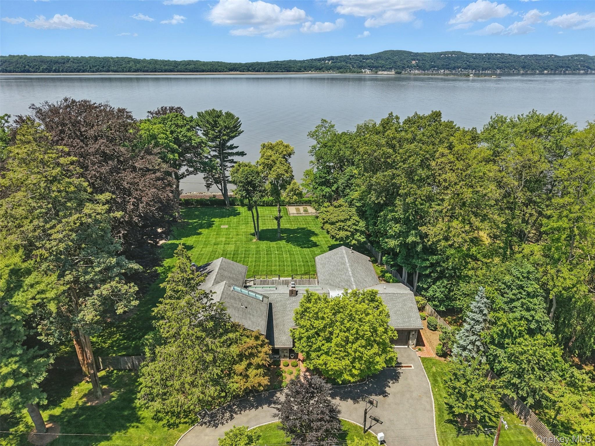 MODERN, TURN-KEY LUXURY LIVING ON THE HUDSON & STEPS TO ALL!  This Hud...