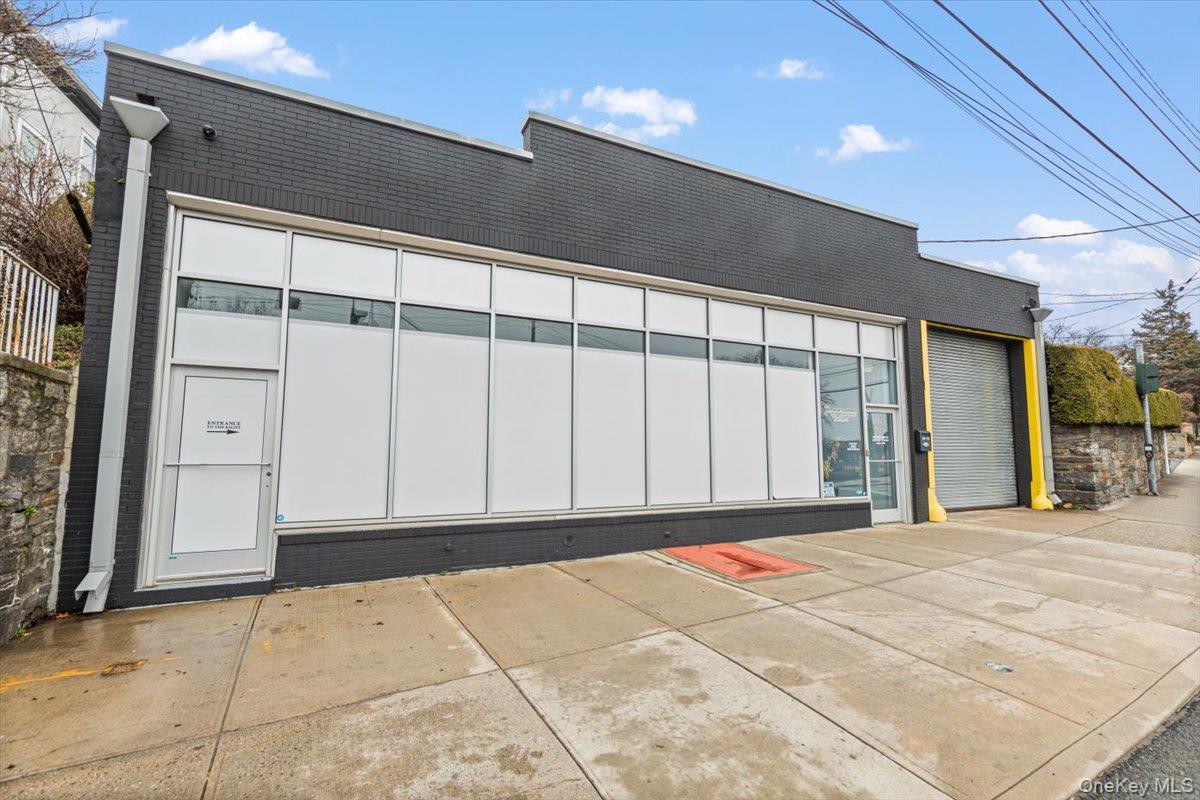 Discover an exceptional opportunity with this prime Industrial/Flex/Re...