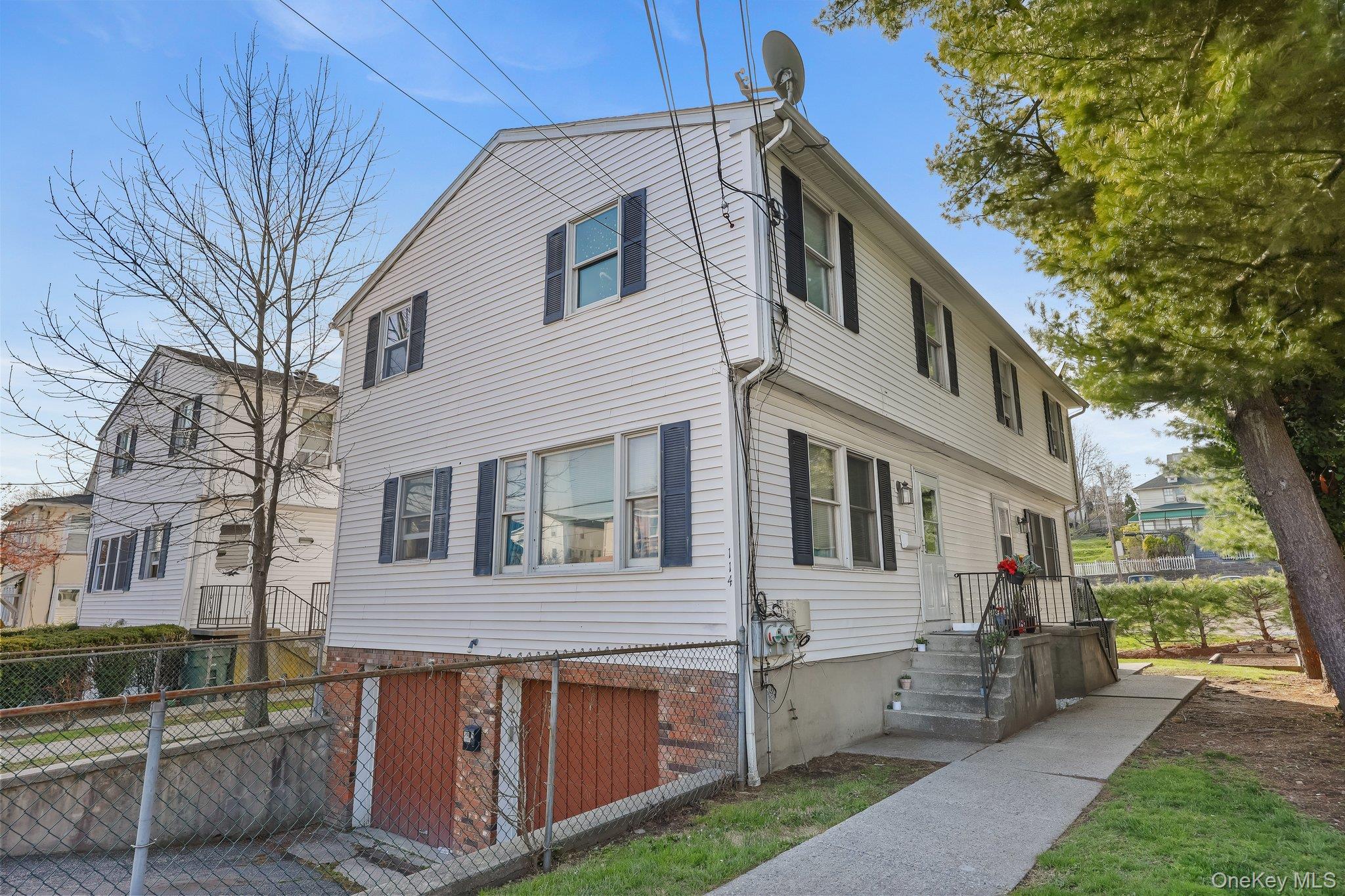 Fabulous investment opportunity! Live on one side or rent out both! Dw...