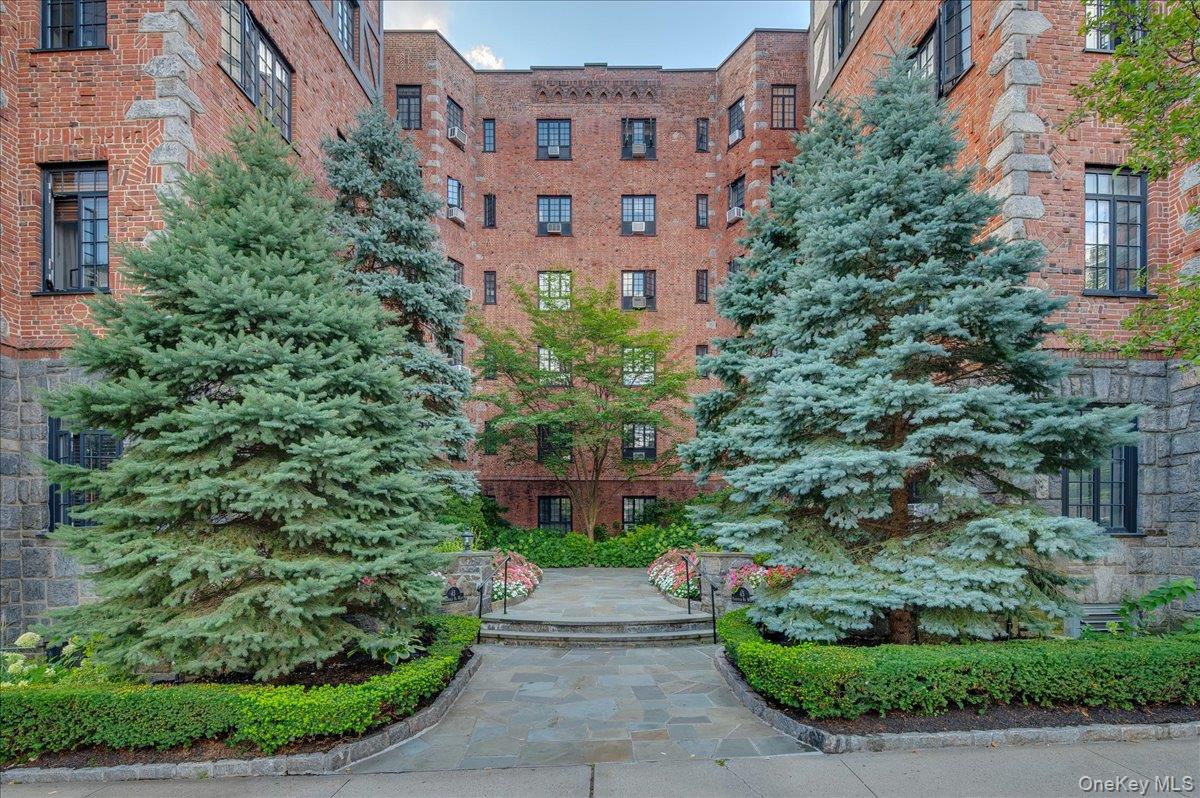 Opportunity knocks! This spacious and beautiful corner 2/3 bedroom/2.1...