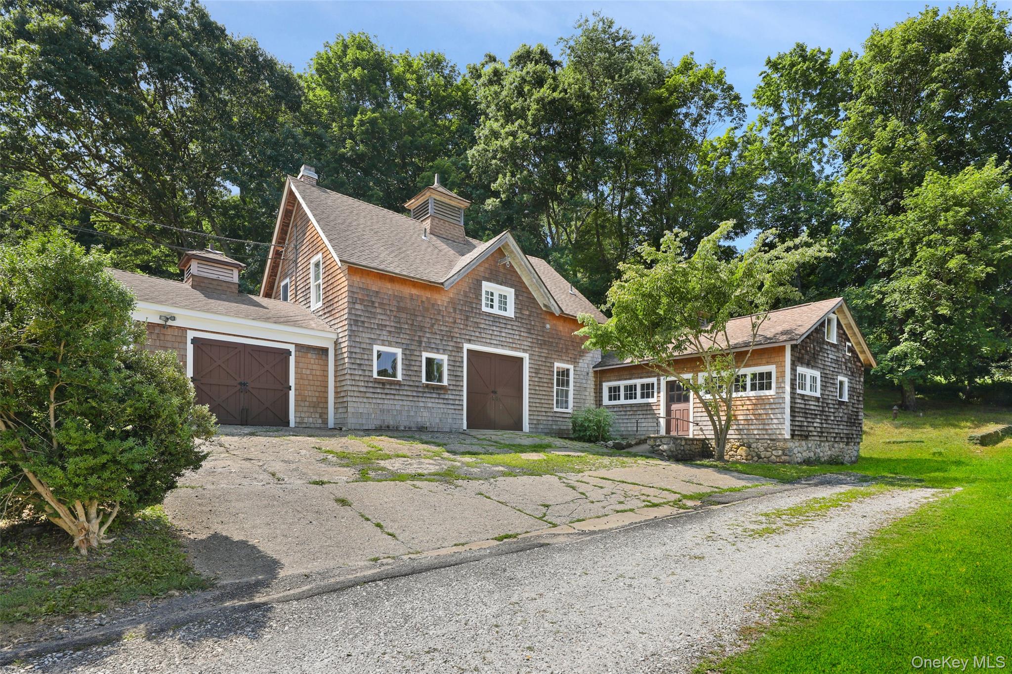 Located in the estate area of Bedford, this 4.2 acre property offers a...