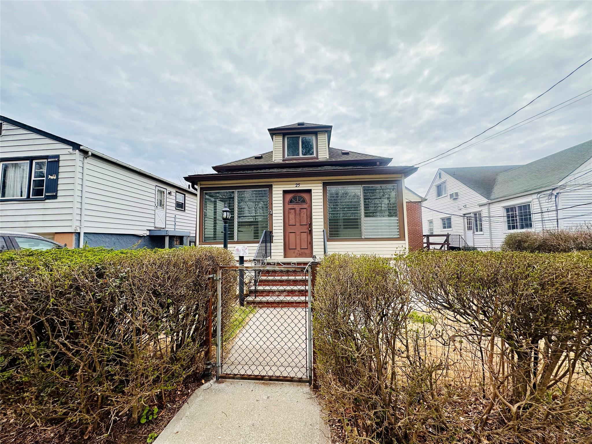 Charming 2-Bedroom Apartment in the Heart of Yonkers. This spacious an...