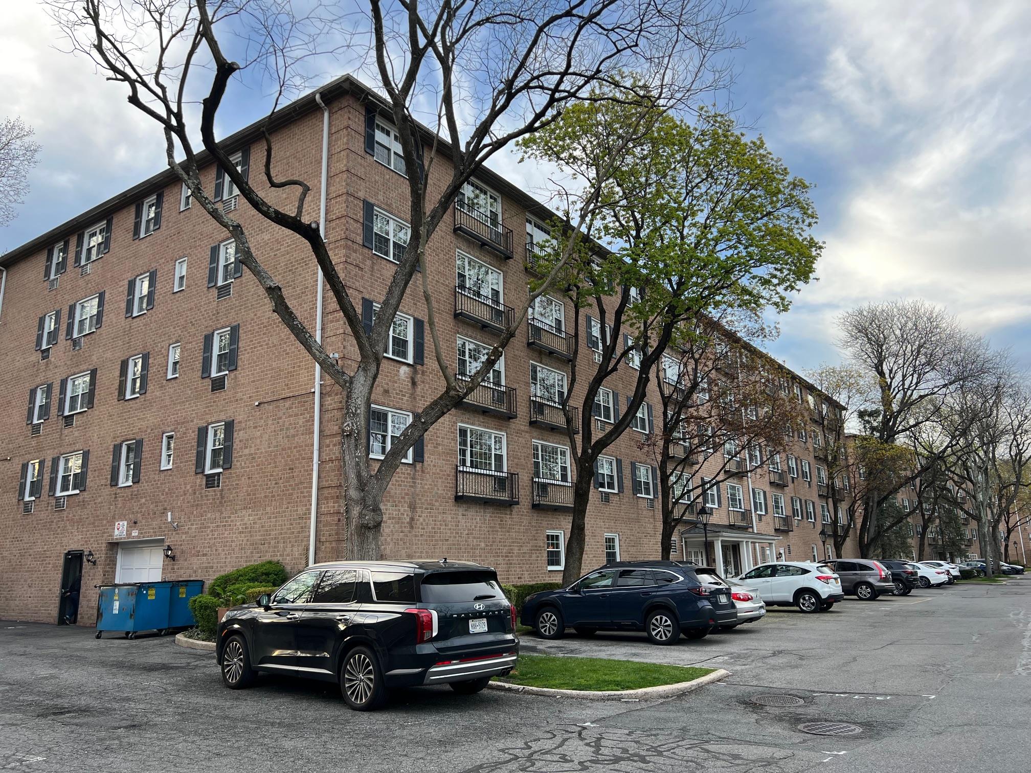 This charming one-bedroom Junior 4 condominium at Consulate on the Par...