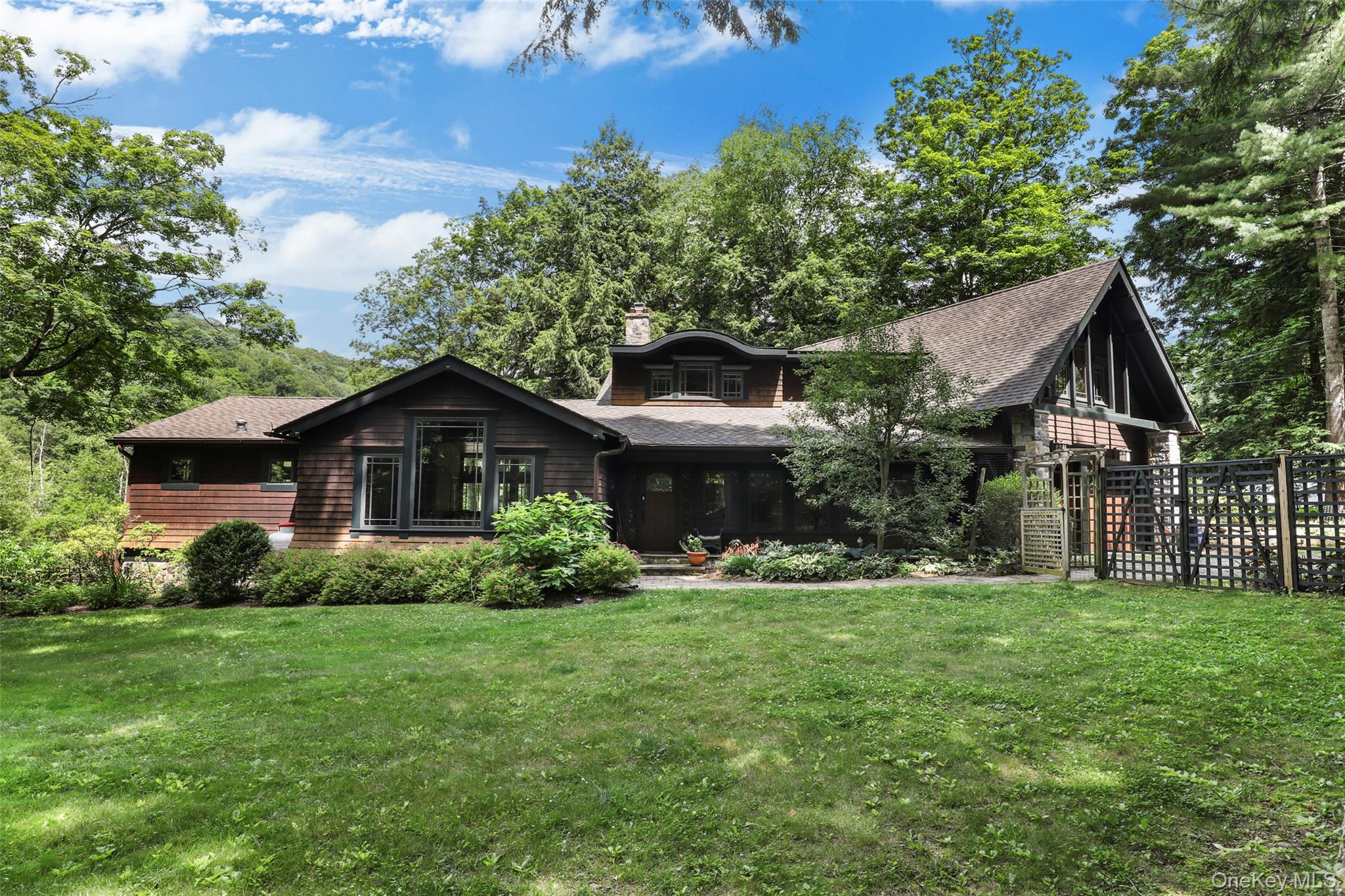 THIS FULLY FURNISHED AND EQUIPPED LAKEFRONT RENTAL IS AVAILABLE FOR SU...
