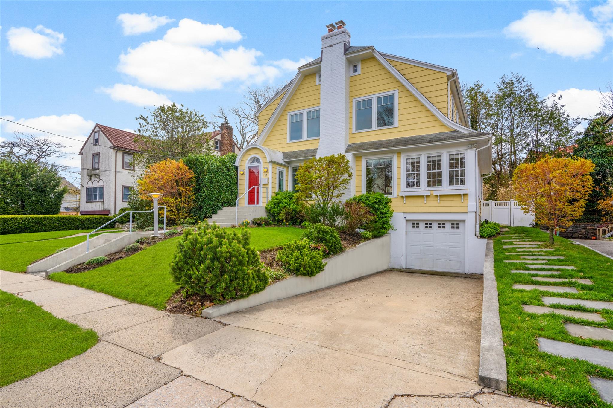 Located on a prized cul de sac, just a few blocks to the Siwanoy Eleme...
