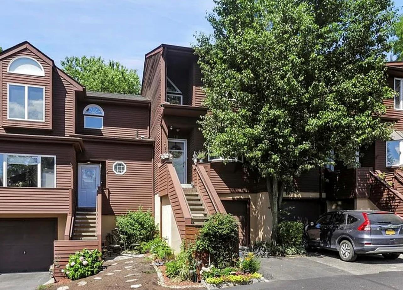 Perfectly maintained townhouse in the Liberty Knoll complex, offering...