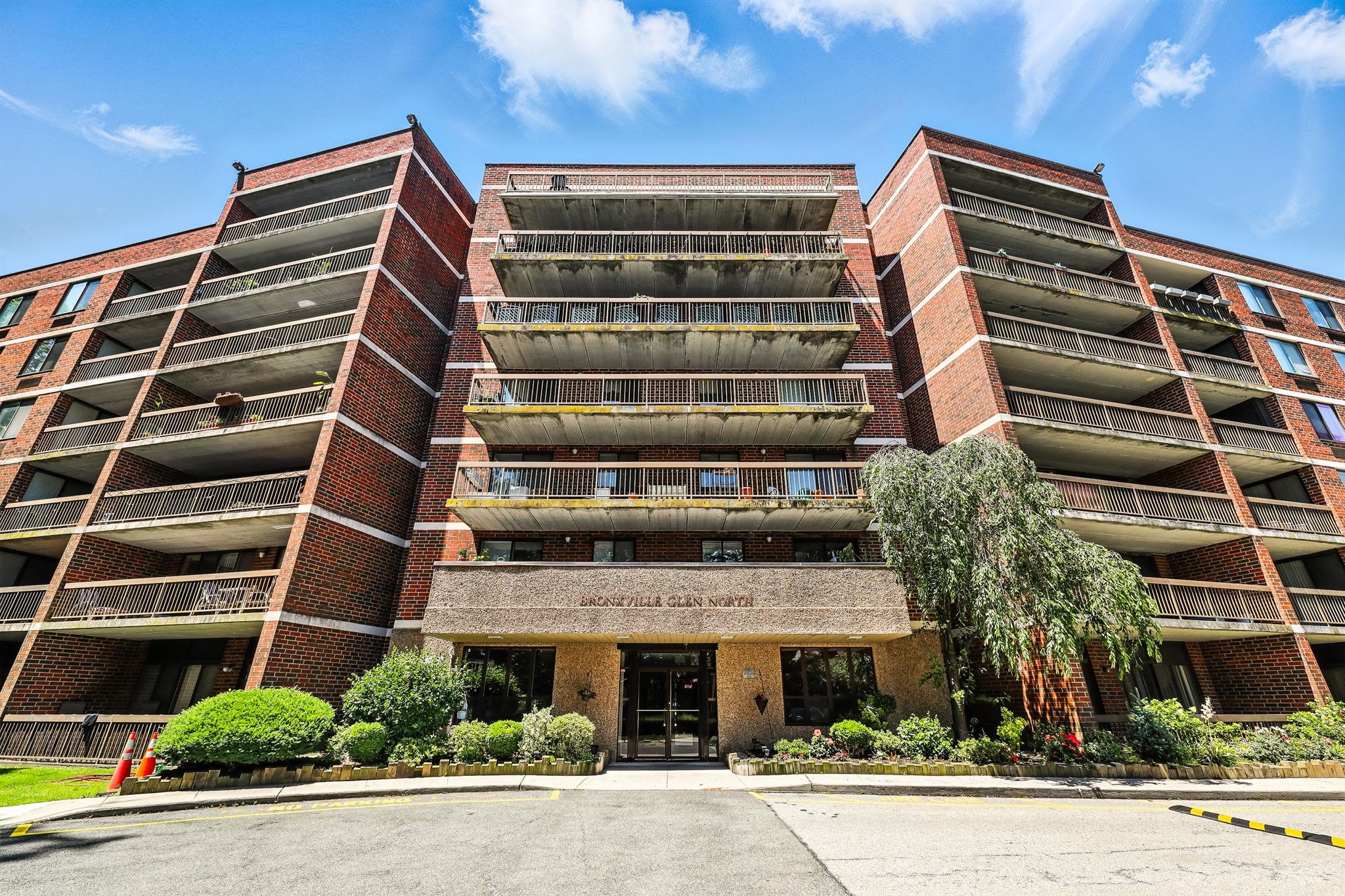 Unusual Penthouse Residence – This spacious one-bedroom, two-bath apar...