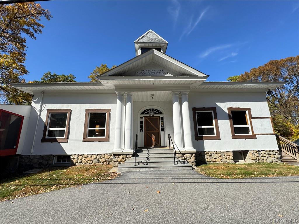 Outstanding Opportunity to Lease a 3038 sq ft Stand Alone building W/...