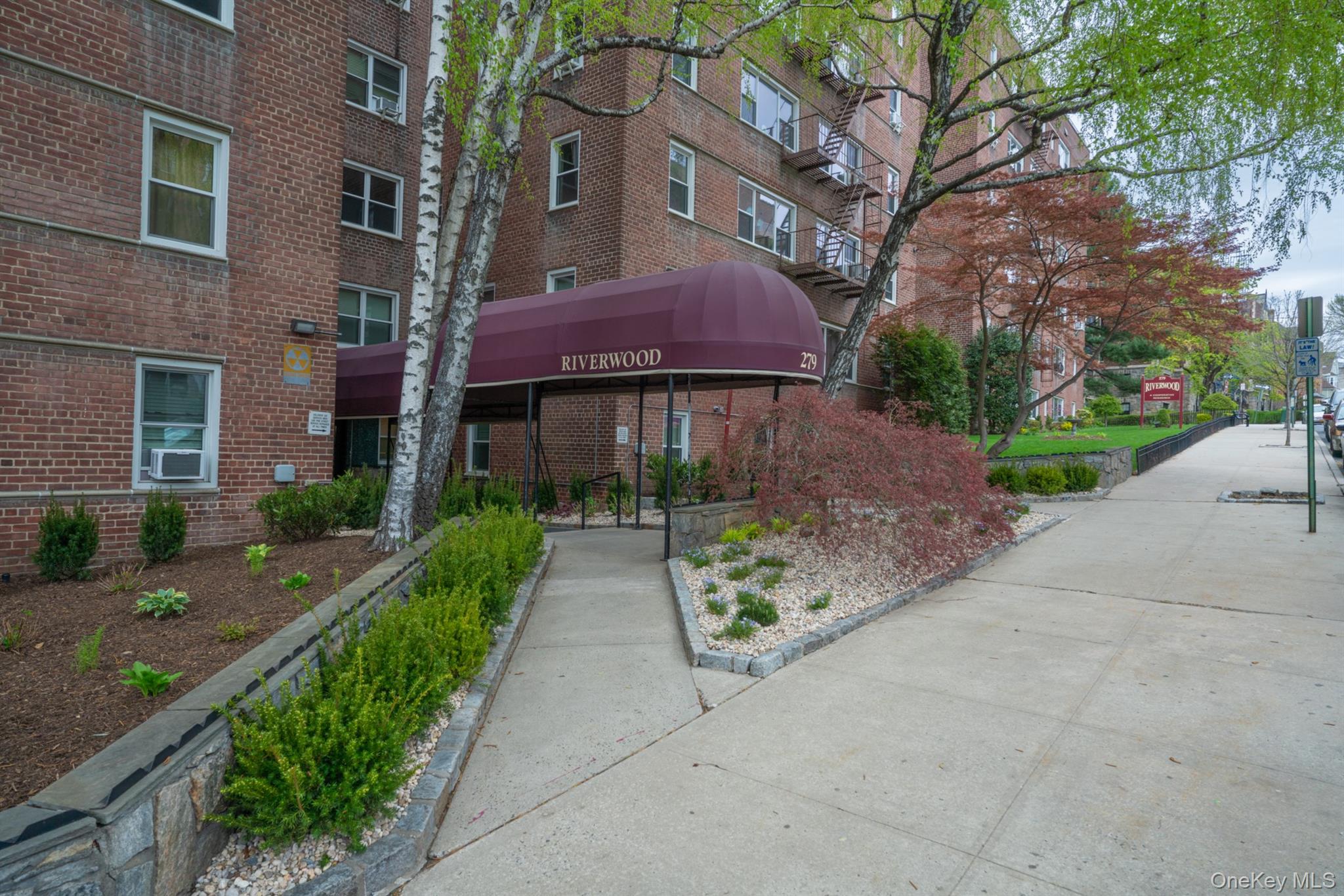 Your chance to snag a renovated top-floor studio with  assigned parkin...