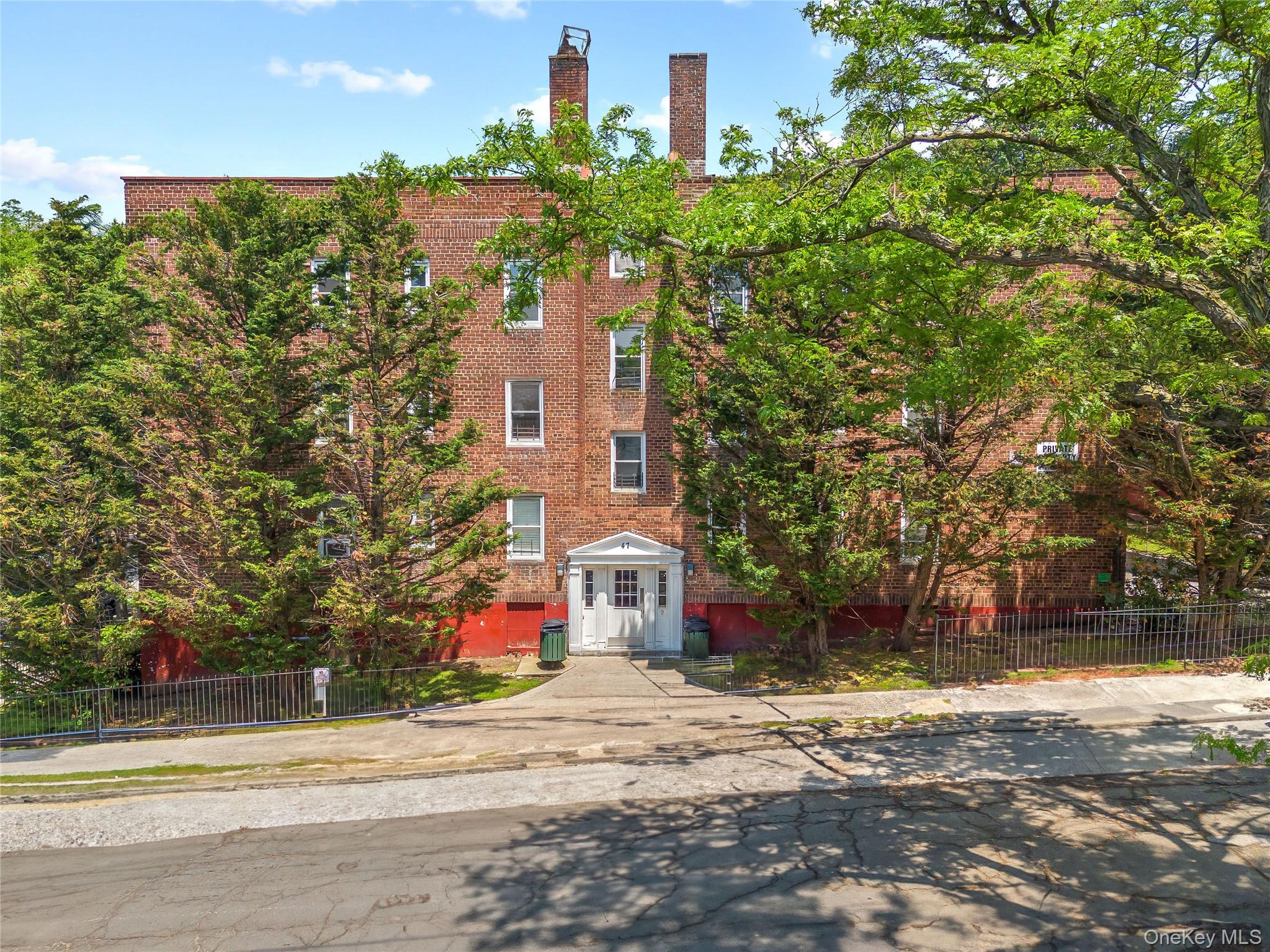 Welcome to 47 Point Street, located in Ravine Garden Condominiums in N...