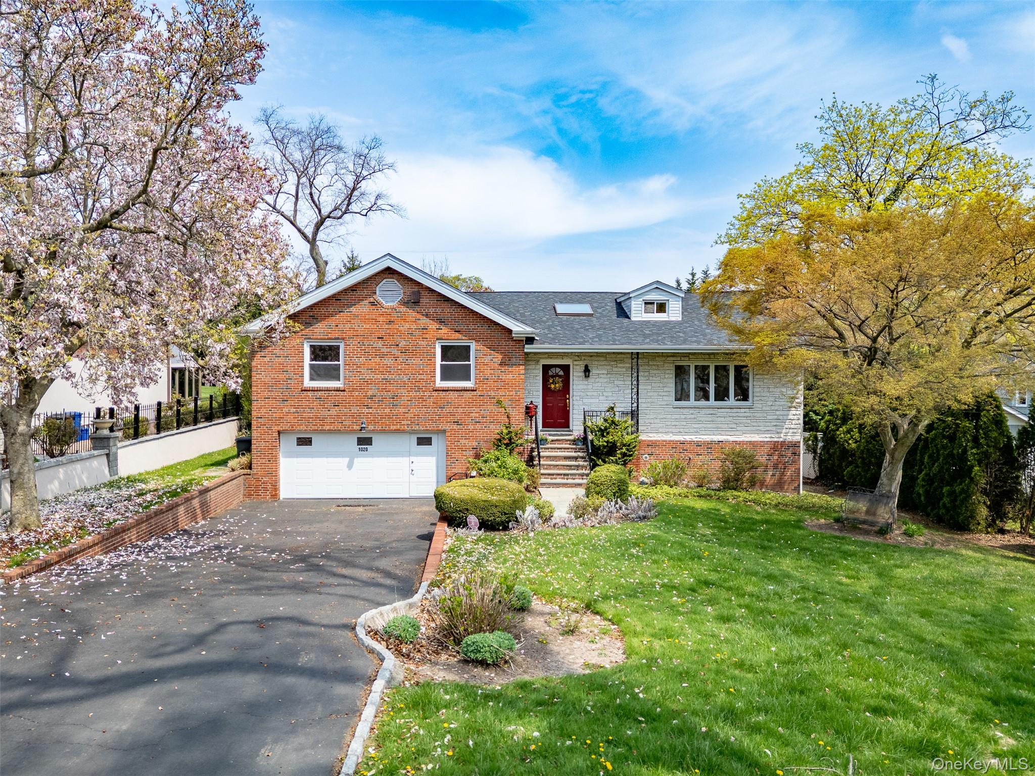Space? Opportunity? A big yard? Check, check and check! This well main...