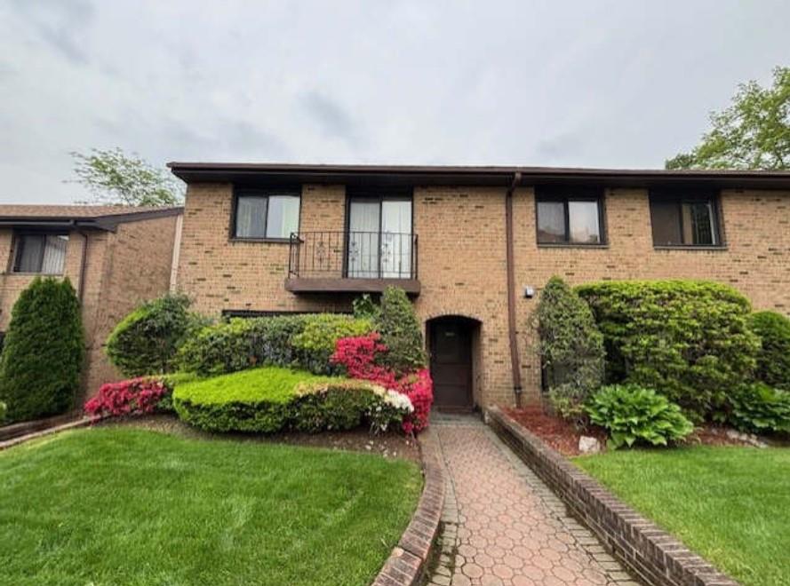 Welcome to the Willows Condos a private Enclave of townhomes surrounde...